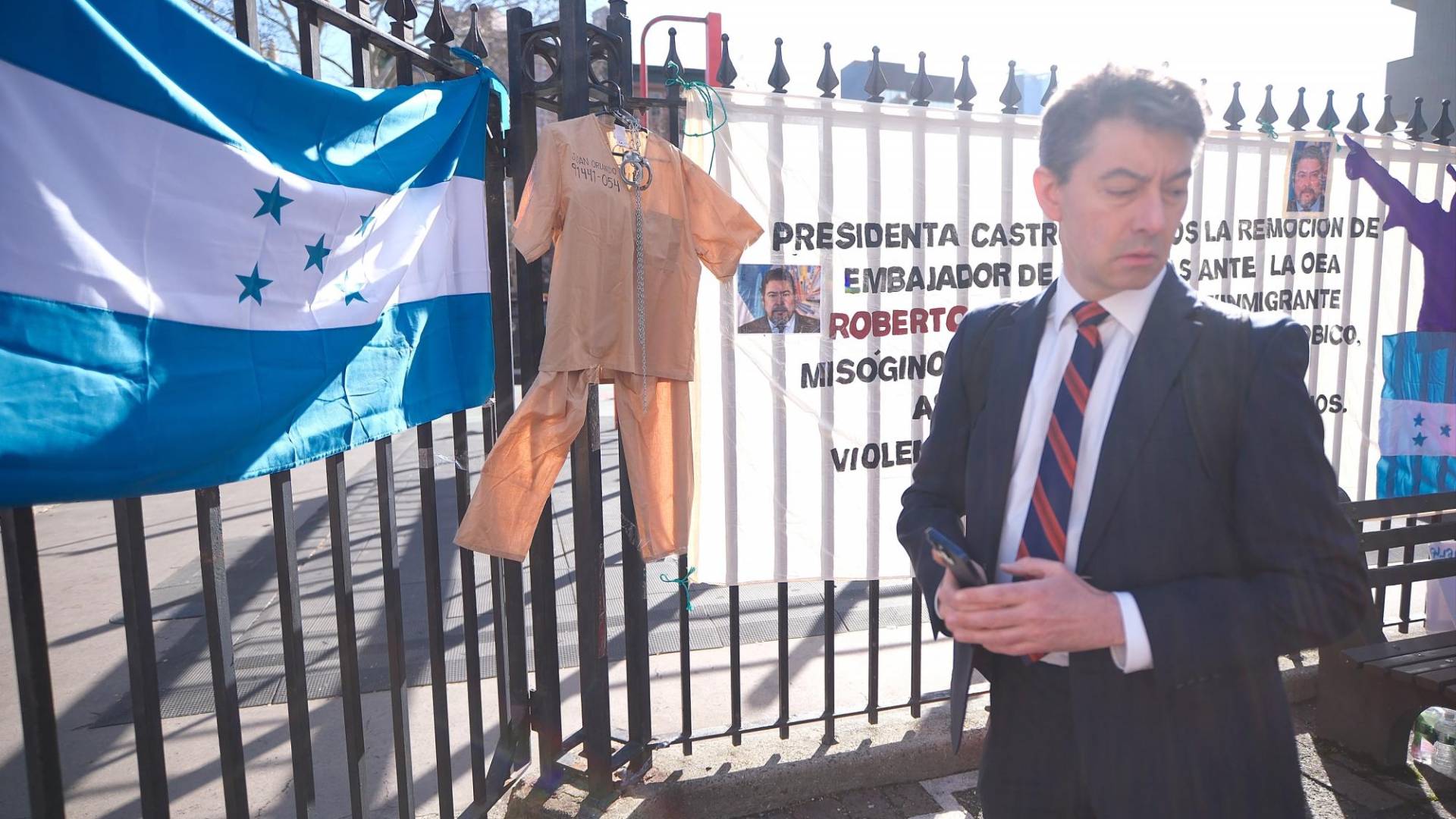 $!El abogado Renato Stabile este viernes por la mañana cuando llegaba a la Corte del Distrito Sur de Nueva York.