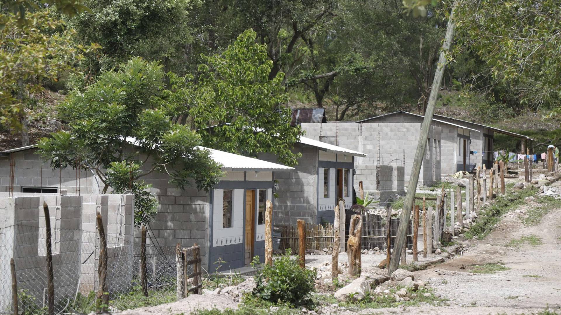 $!Colinas. Algunos habitantes de la aldea El Socorro, una zona de riesgo por derrumbes, ya viven en casas de concreto en la colonia La Milagrosa.