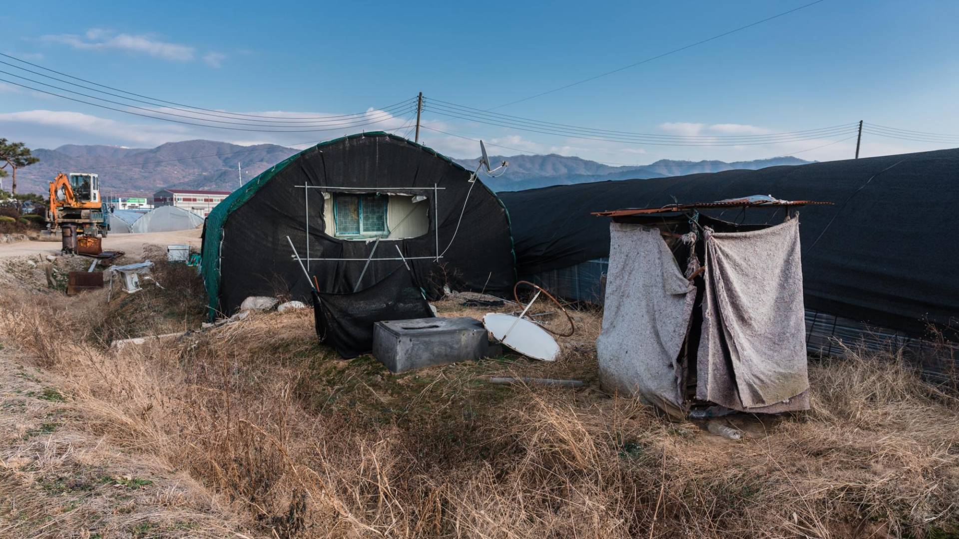 $!Una letrina improvisada junto a un dormitorio de invernadero ilegal para trabajadores inmigrantes en Corea del Sur.