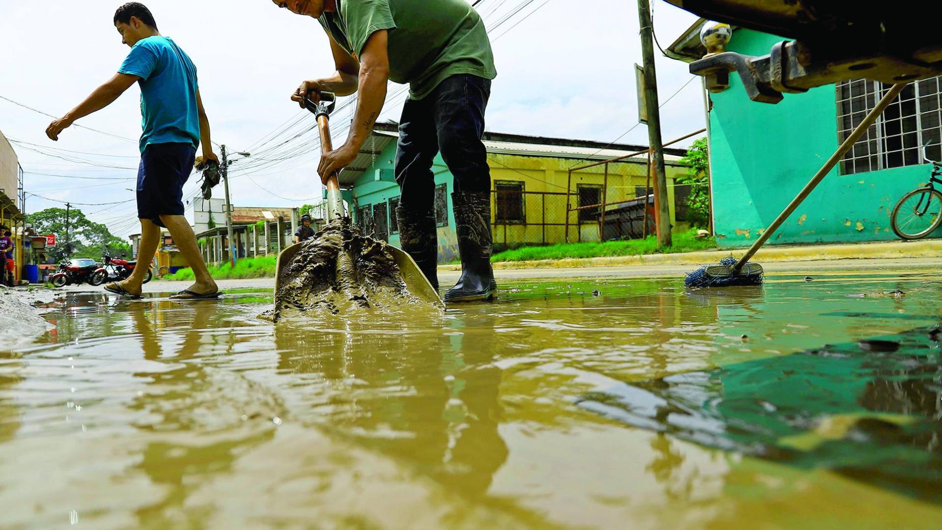 $!Hoy muchos volverán a sus casas, pero los bordos siguen dañados.