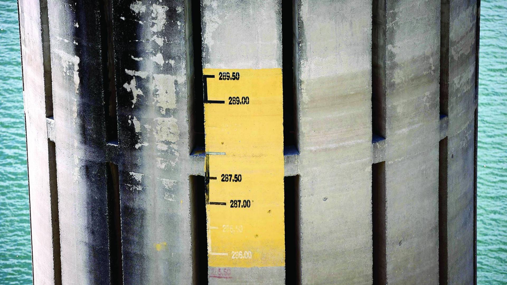 $!Cuenta con una capacidad para 5,700 millones de metros cuadrados, tras perder 15 metros de altura, tiene varios miles de millones menos. Las orillas del embalse muestran los cortes de los niveles alcanzados.