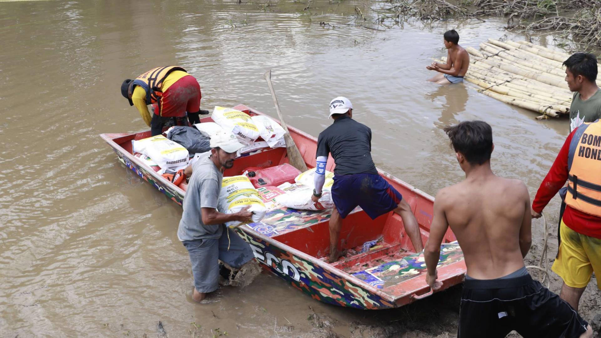 $!Pobladores halando los alimentos desde la lancha hacia suelo de Lupo Viejo.