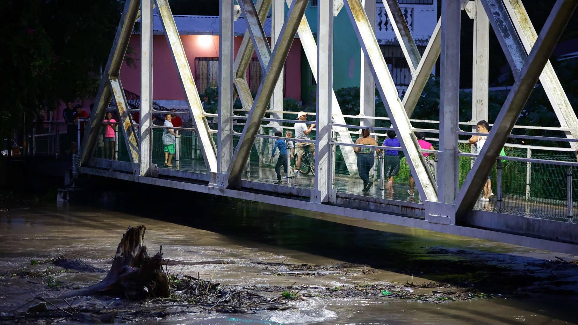 $!Los niveles de los ríos Chamelecón y Ulúa subieron después del mediodía de ayer y ahora amenazan la parte baja del valle de Sula.