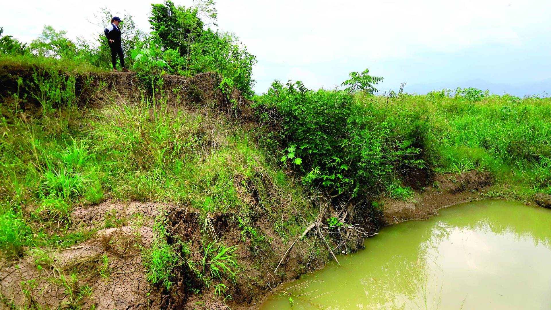 $!El canal San Carlos de La Lima tiene enormes aberturas, por lo que cientos de habitantes y cultivos están en riesgo.