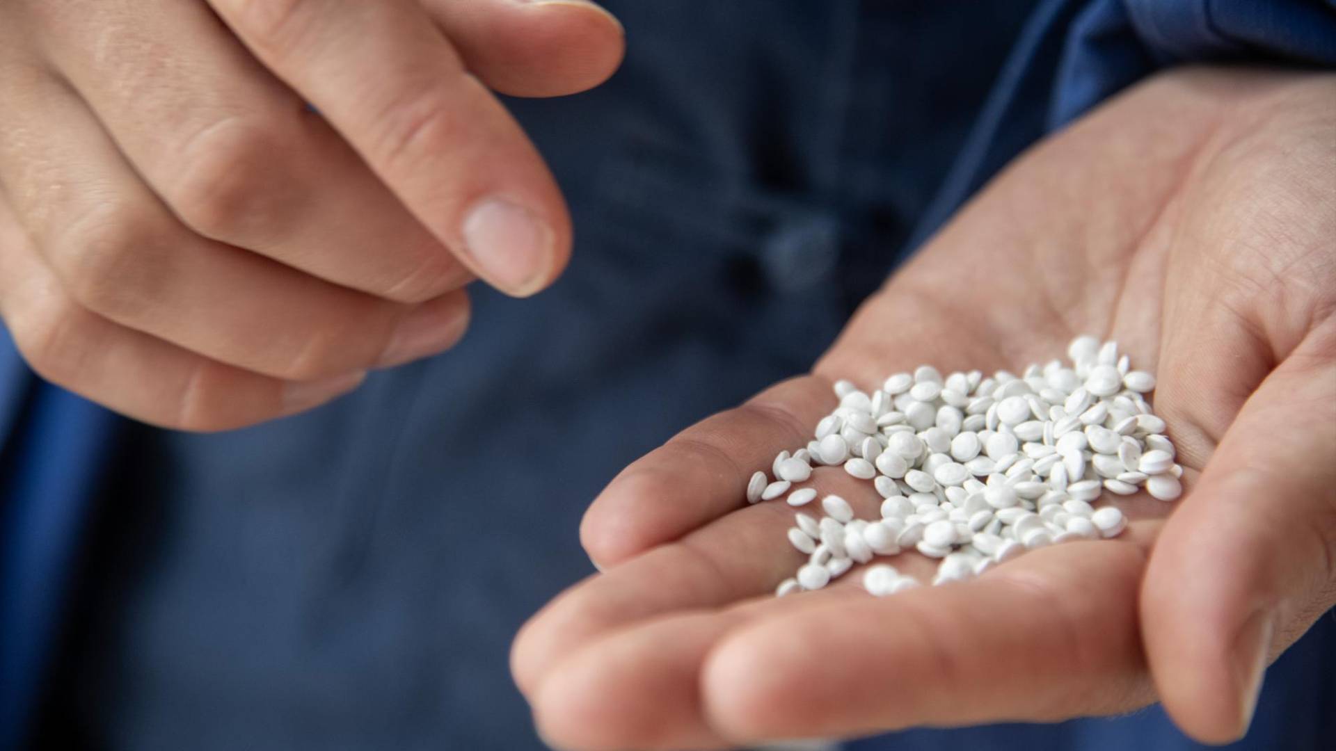 $!Gránulos de plástico reciclado listos para convertirse en paneles en la fábrica de Le Pavé, en Aubervilliers, Francia.