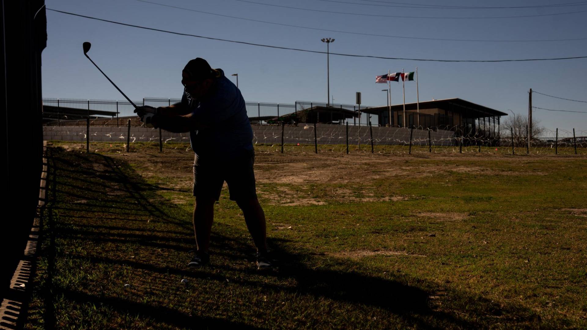 $!Fernando Bonilla juega en el campo de golf Eagle Pass, Texas. Hace poco hizo un tiro desde un contenedor de embarque.