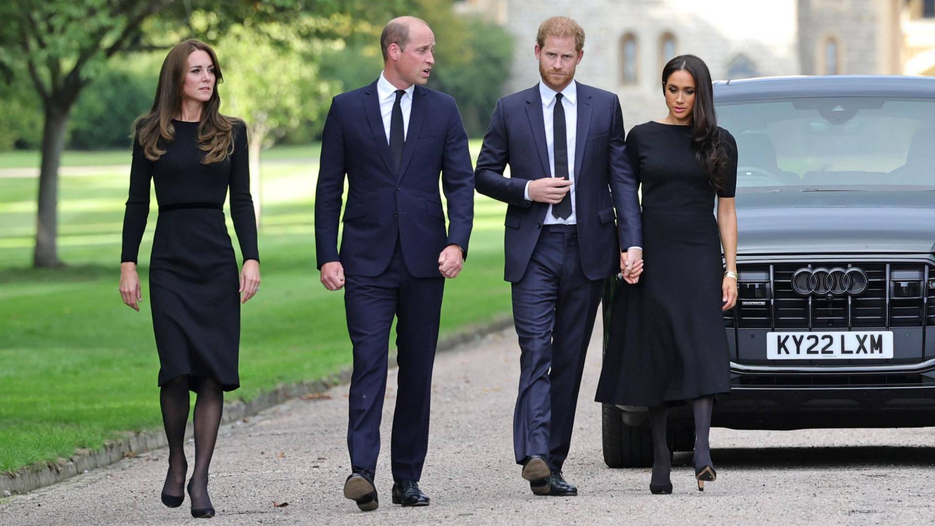 $!Los príncipes de Gales, William y Kate, invitaron a Harry y Meghan a saludar a los británicos reunidos en Windsor para despedir a la reina Isabel II.