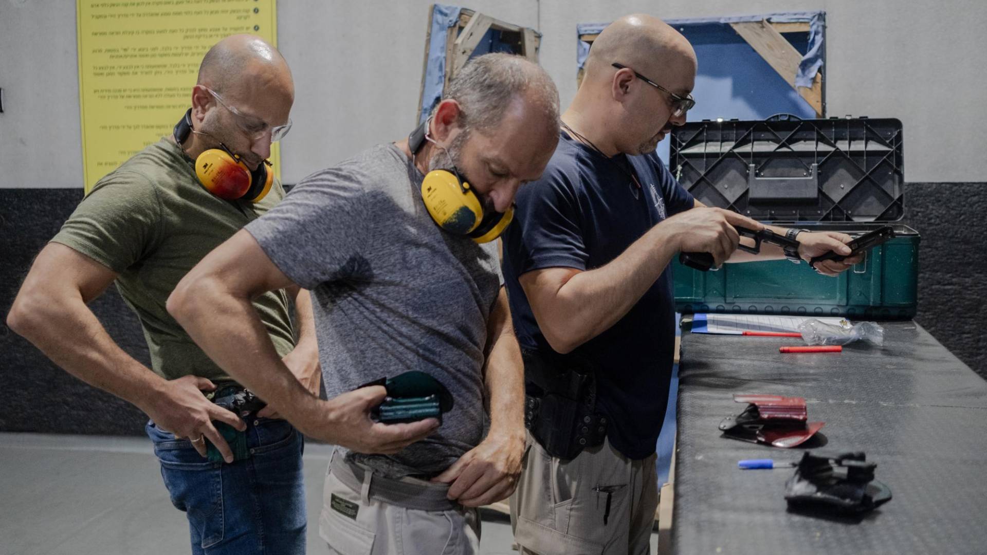 $!Desde los ataques de Hamas el 7 de octubre, más civiles israelíes han solicitado, y recibido, licencias para tener armas.