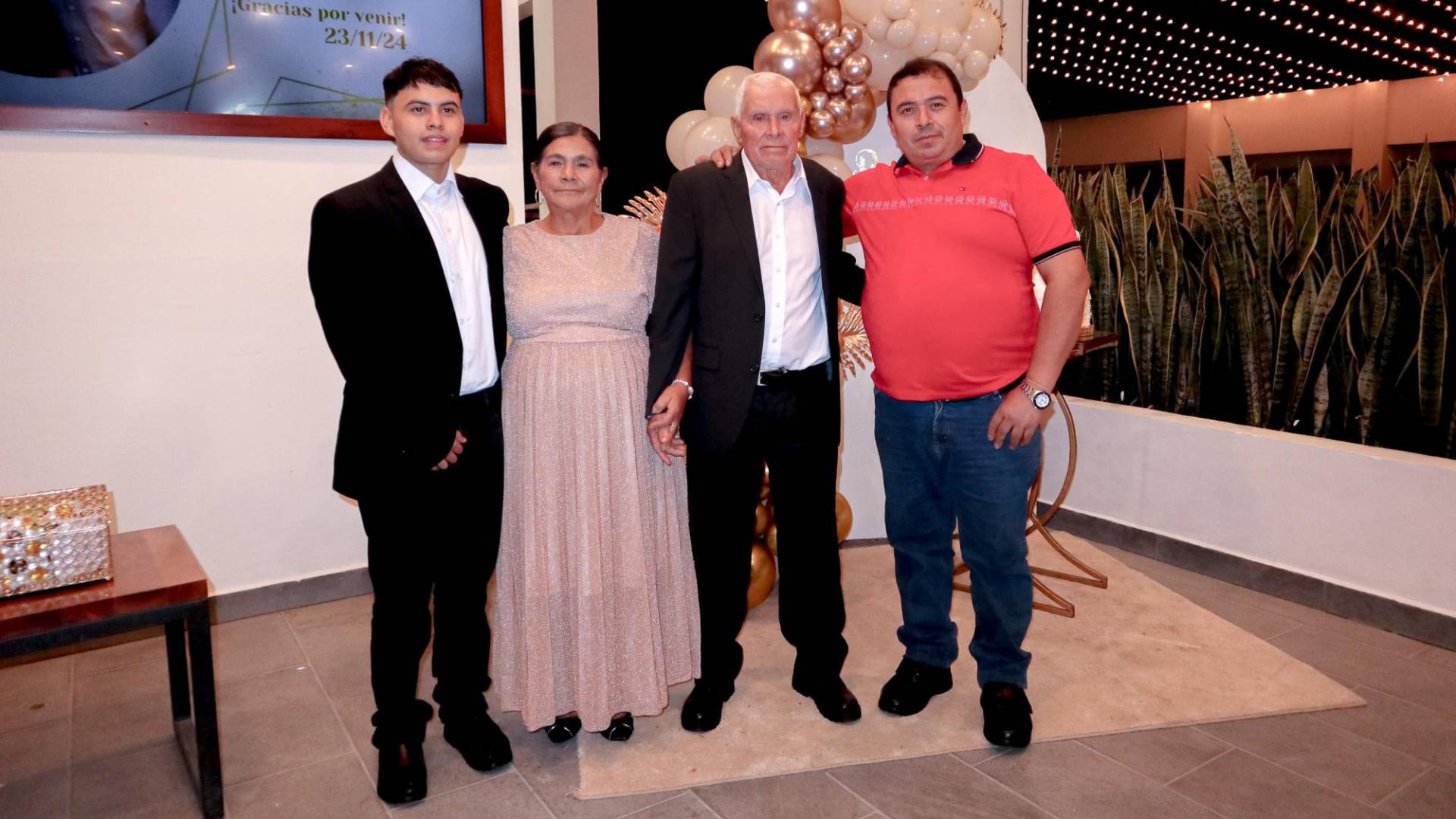 $!Arnold Josué y su padre Arnaldo Trigueros, nieto e hijo de los homenajeados, compartiendo con orgullo este momento tan especial.