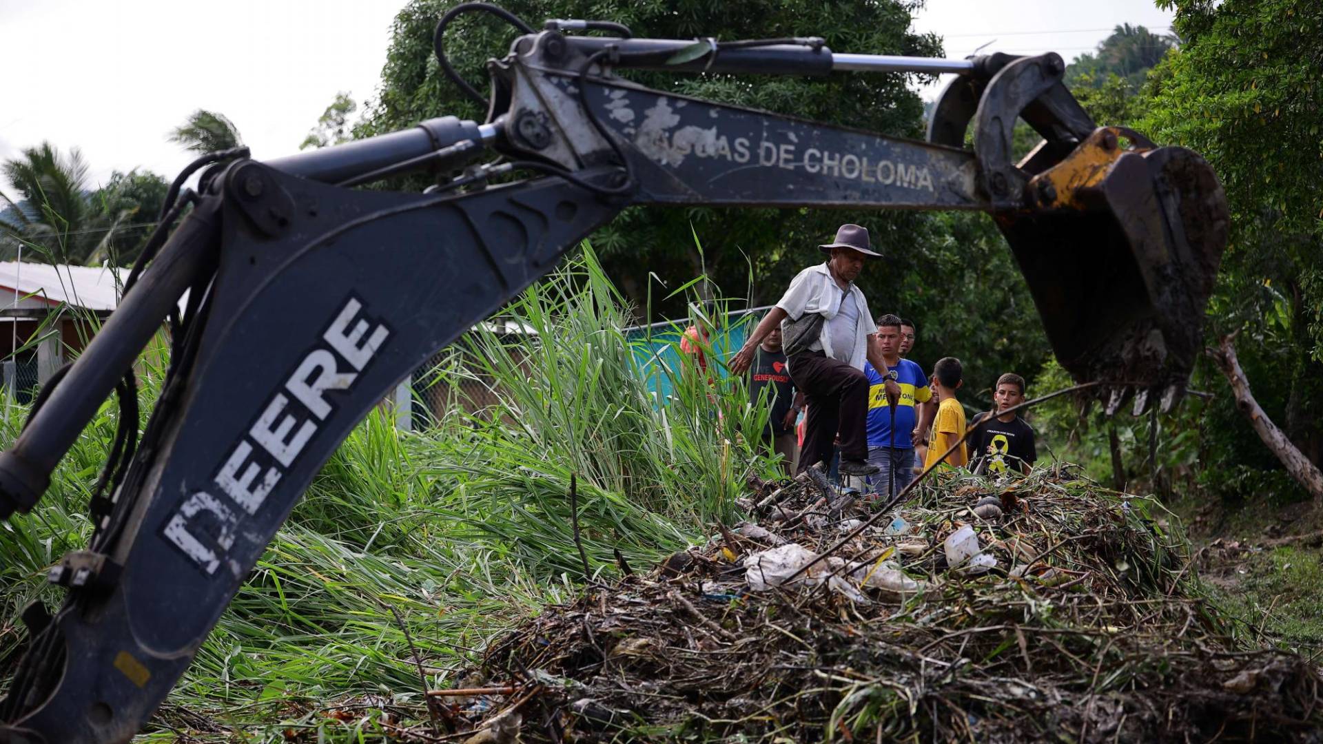 $!Maquinaria de la municipalidad limpia canales para evitar inundaciones en las comunidades previo a la tormenta tropical Julia.