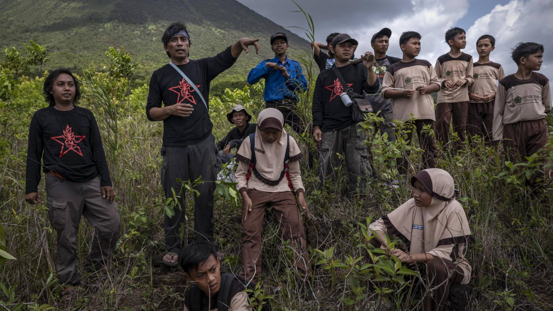 $!Aak Abdullah al-Kudus fundó el Ejército Verde, un grupo de voluntarios que reforesta tierras en Java Oriental, Indonesia.