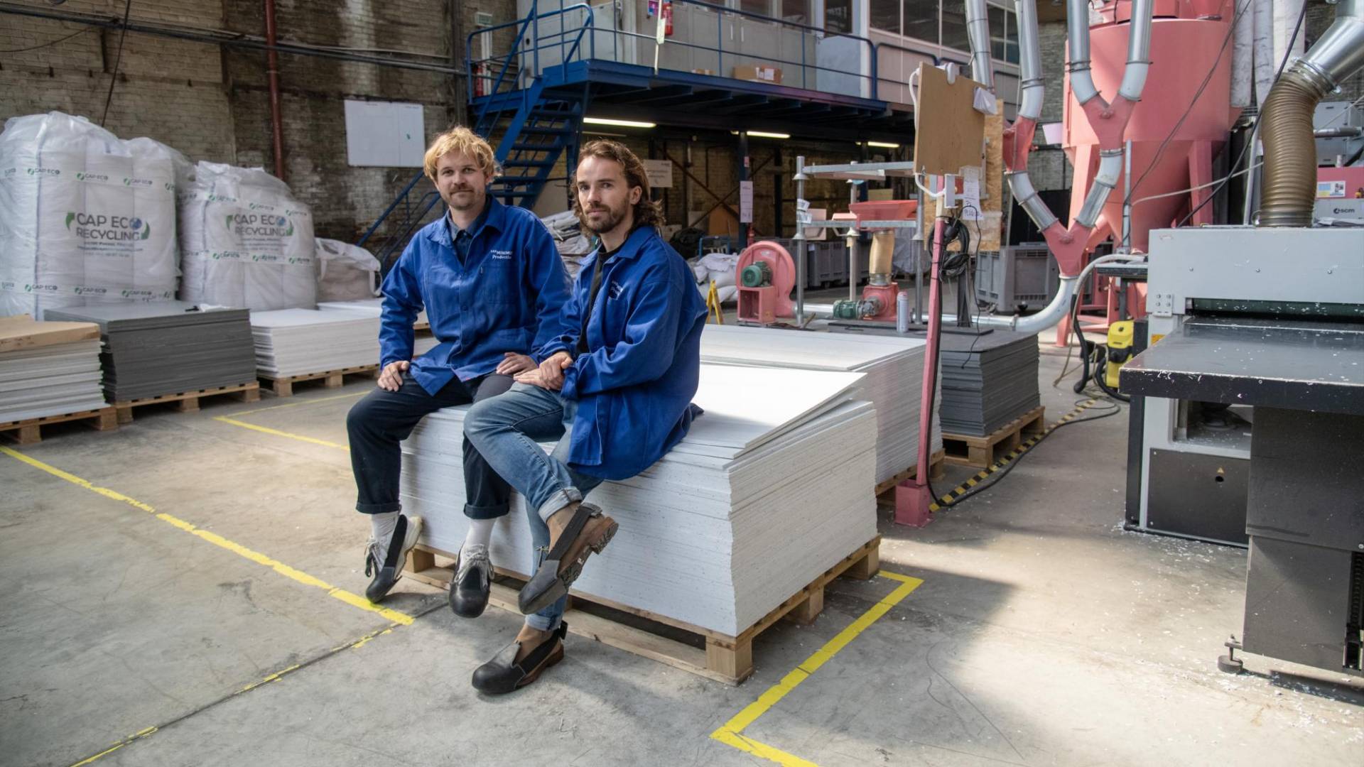 $!Marius Hamelot (izq.) y Jim Pasquet, fundadores de Le Pavé, en la fábrica de su empresa en Aubervilliers, Francia.