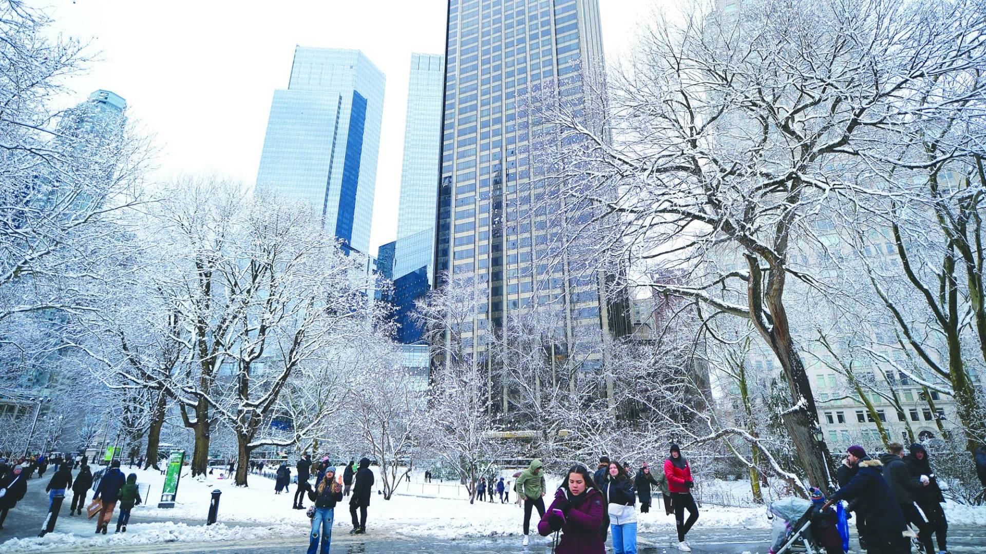 $!La ciudad de Nueva York se vistió de nieve y bajó el termómetro a temperaturas bajo cero. Hoy habrá actividad en la Corte del Distrito Sur.