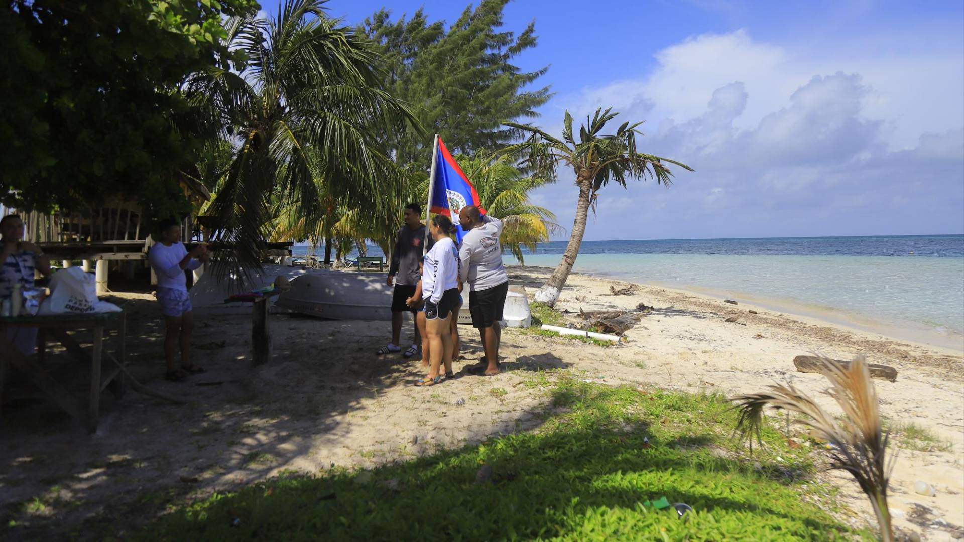 $!Una foto con la bandera de Belice es parte de la experiencia en los Cayos Zapotillos. La mayoría de hondureños que llega a conocerlos, va con la idea de que los cayos son de ese país, pese a lo que dice la Carta Magna hondureña en su artículo 10.