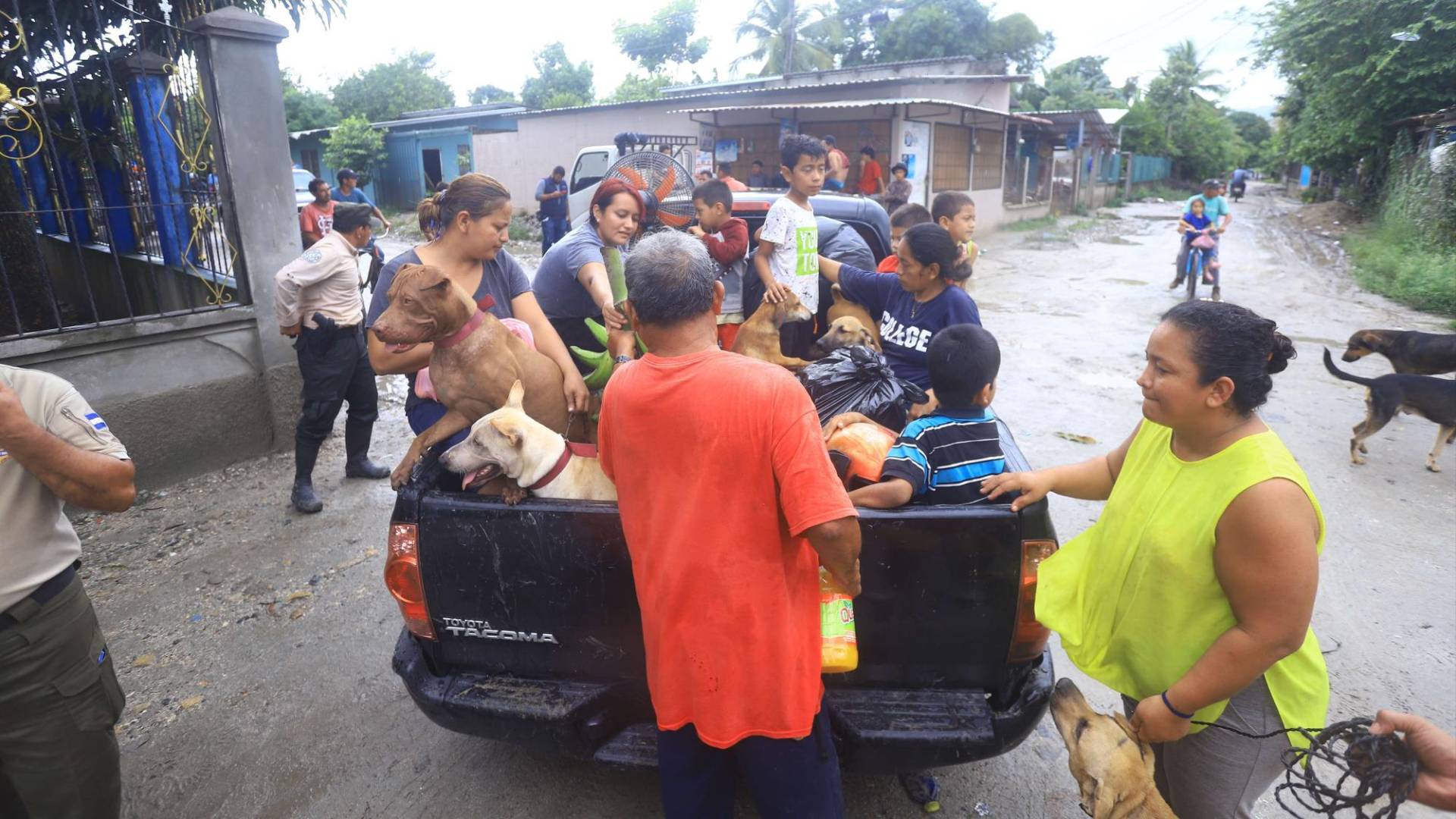 $!Cientos de familias fueron evacuadas ayer en aldeas y colonias de zonas bajas de Choloma que comenzaron a ser afectadas por las aguas lluvias de quineles y quebradas que se desbordaron.