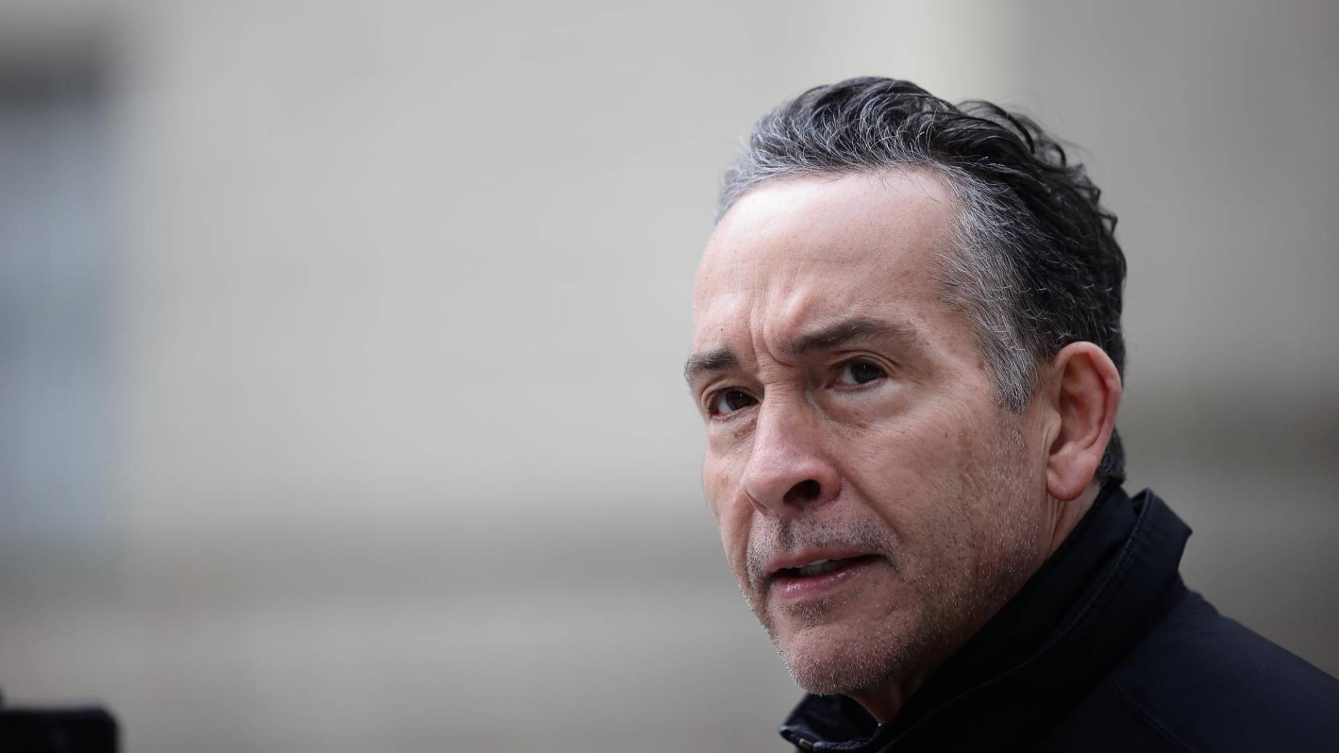 $!El abogado Raymond Colon, cabeza de la defensa de JOH, llegando este día a la Corte del Distrito Sur de Nueva York.