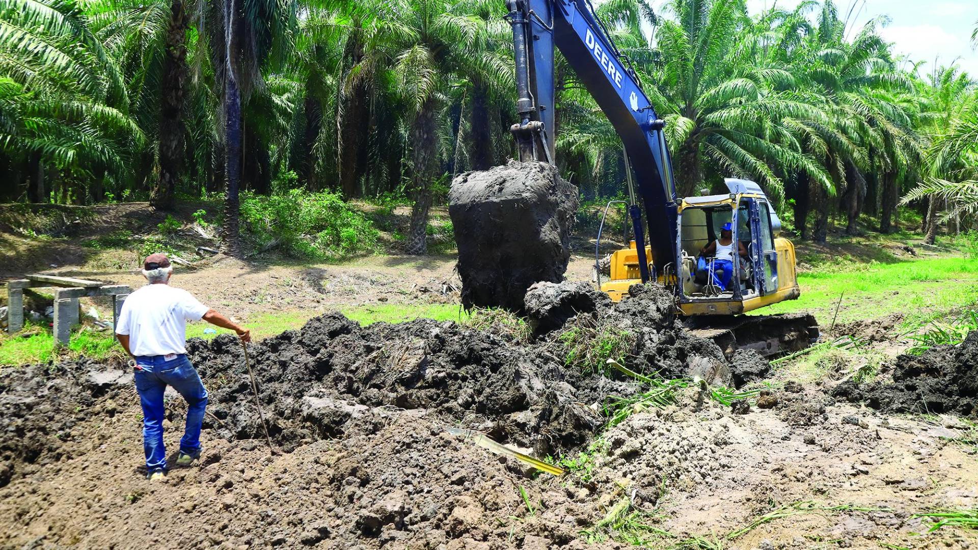 $!Vecinos de Urraco temen que la empresa deje de trabajar en la reconstrucción del bordo del río Ulúa en Zulutepe, mientras otras partes en riesgo ni siquiera serán reparadas.