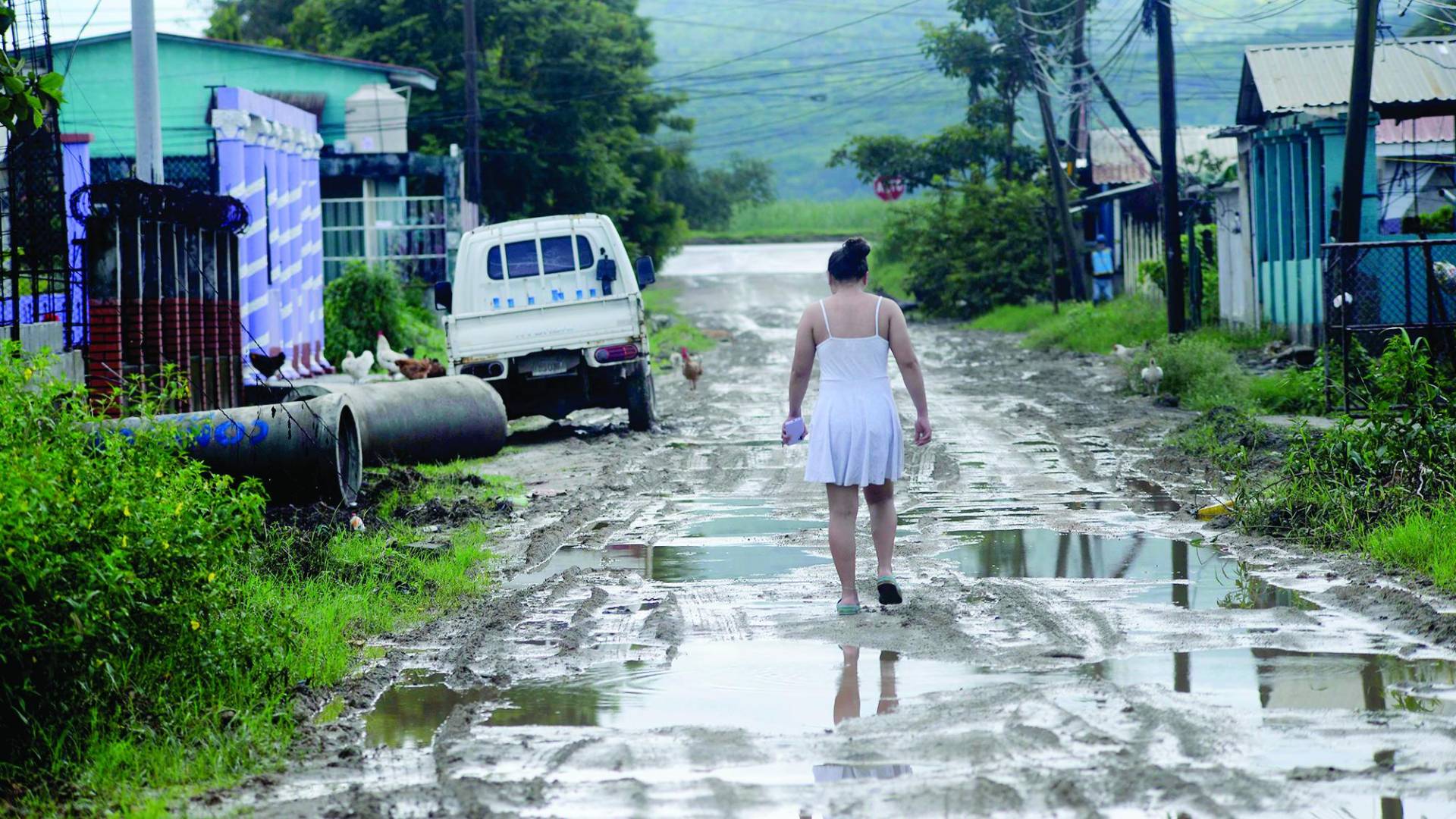 $!Calles de las colonias permanecían cargadas de lodo y con residuos de agua por las lluvias recientes, el agua dentro de las casas ha bajado sustancialmente.