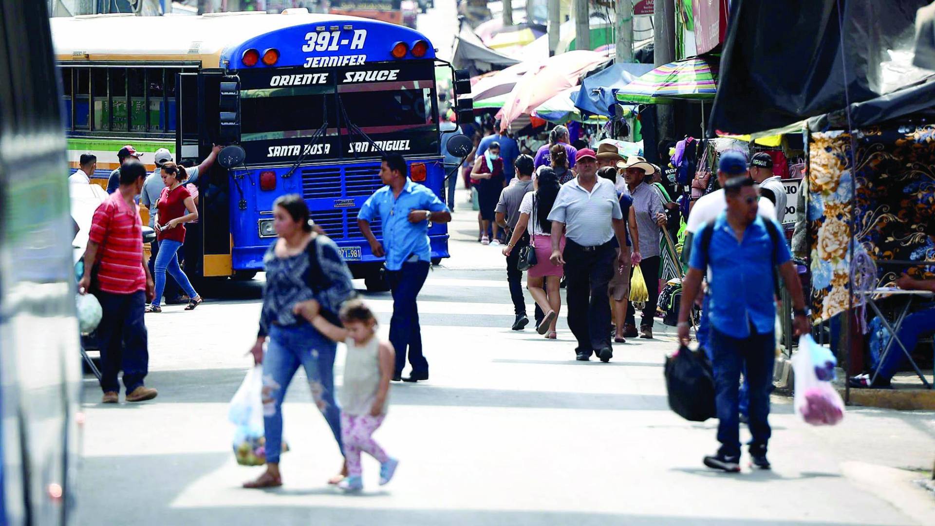 $!Las terminales de transporte también están militarizadas, incluso las de la capital, mientras en los parques y mercados la gente anda con más confianza.