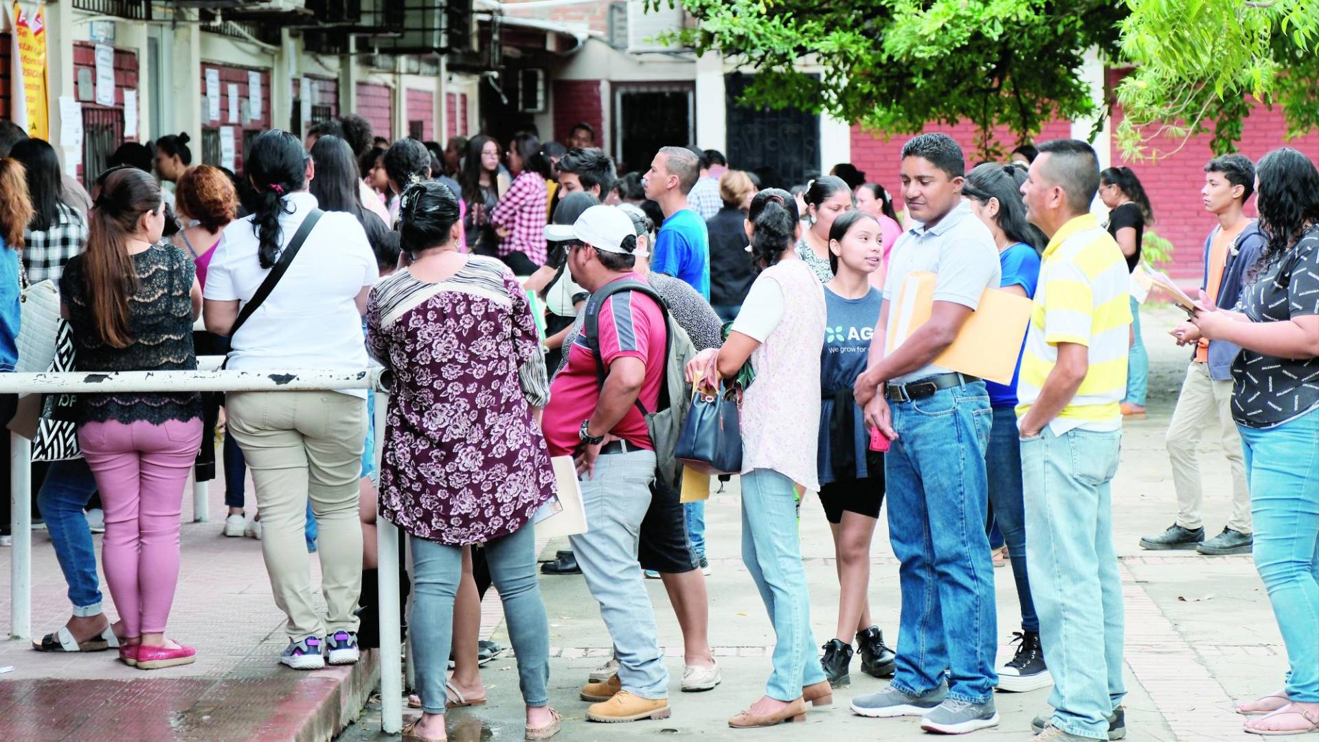 $!Familias durante el proceso de matrícula en el José Trinidad Reyes.