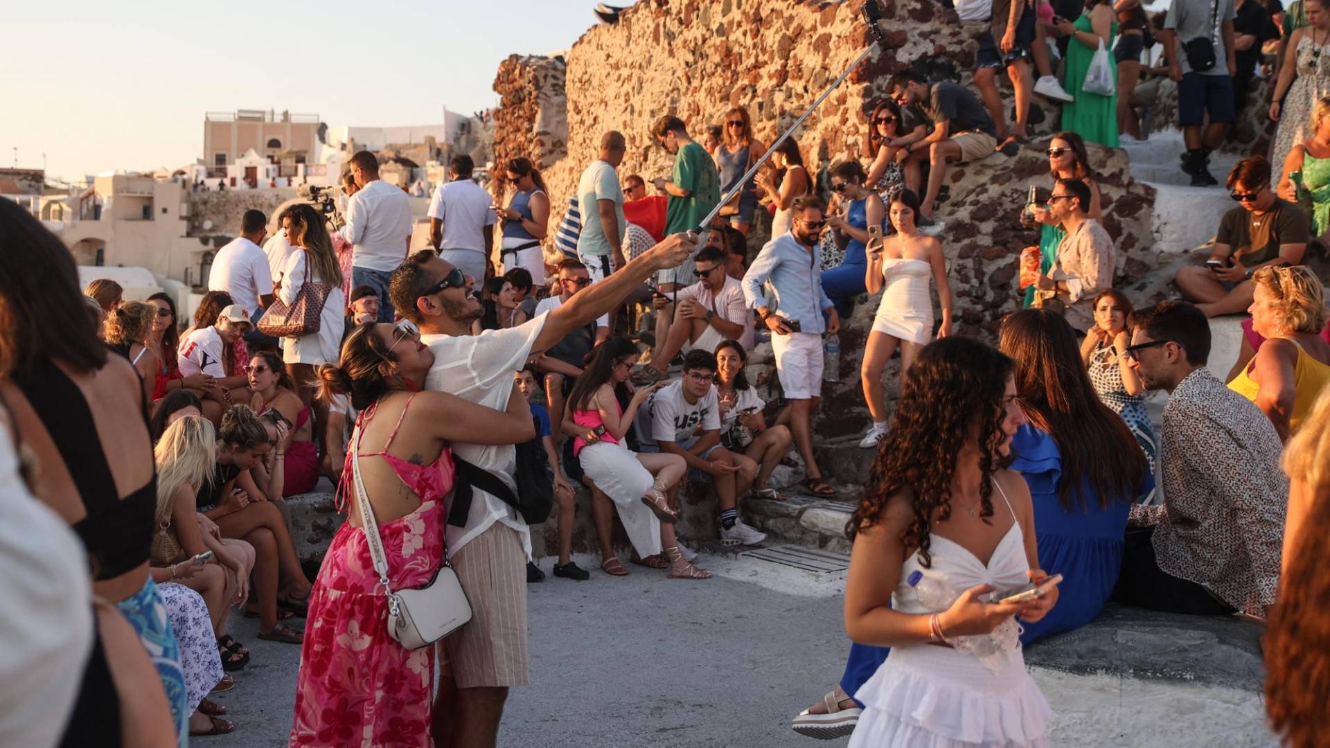 $!Turistas en la isla griega de Santorini, uno de los destinos más turísticos de Europa.