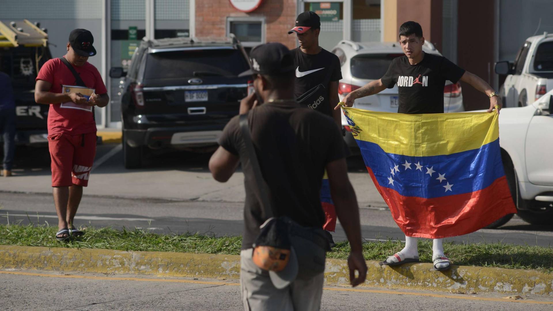 $!Migrantes venezolanos piden dinero en avenida Circunvalación.