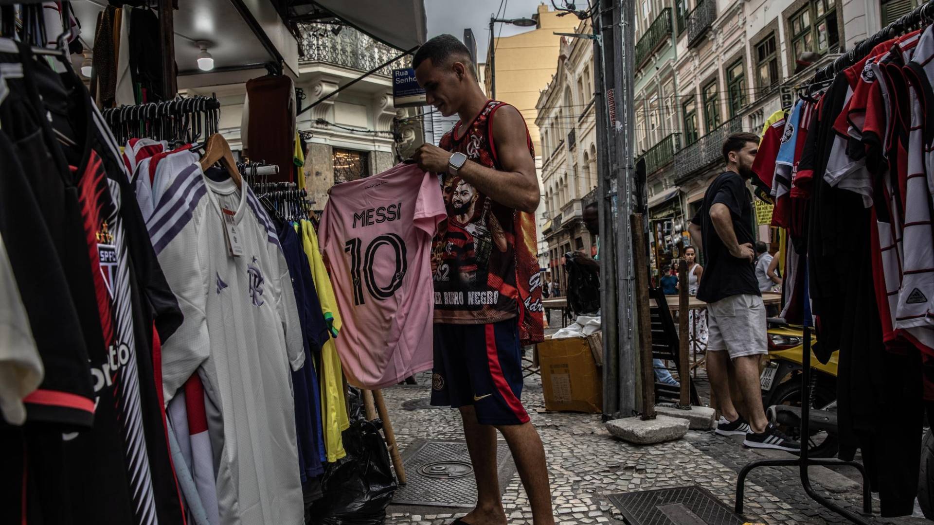 $!La playera del Inter Miami de Messi se vende en tiendas y quioscos en todo el mundo. En un puesto en Río de Janeiro.