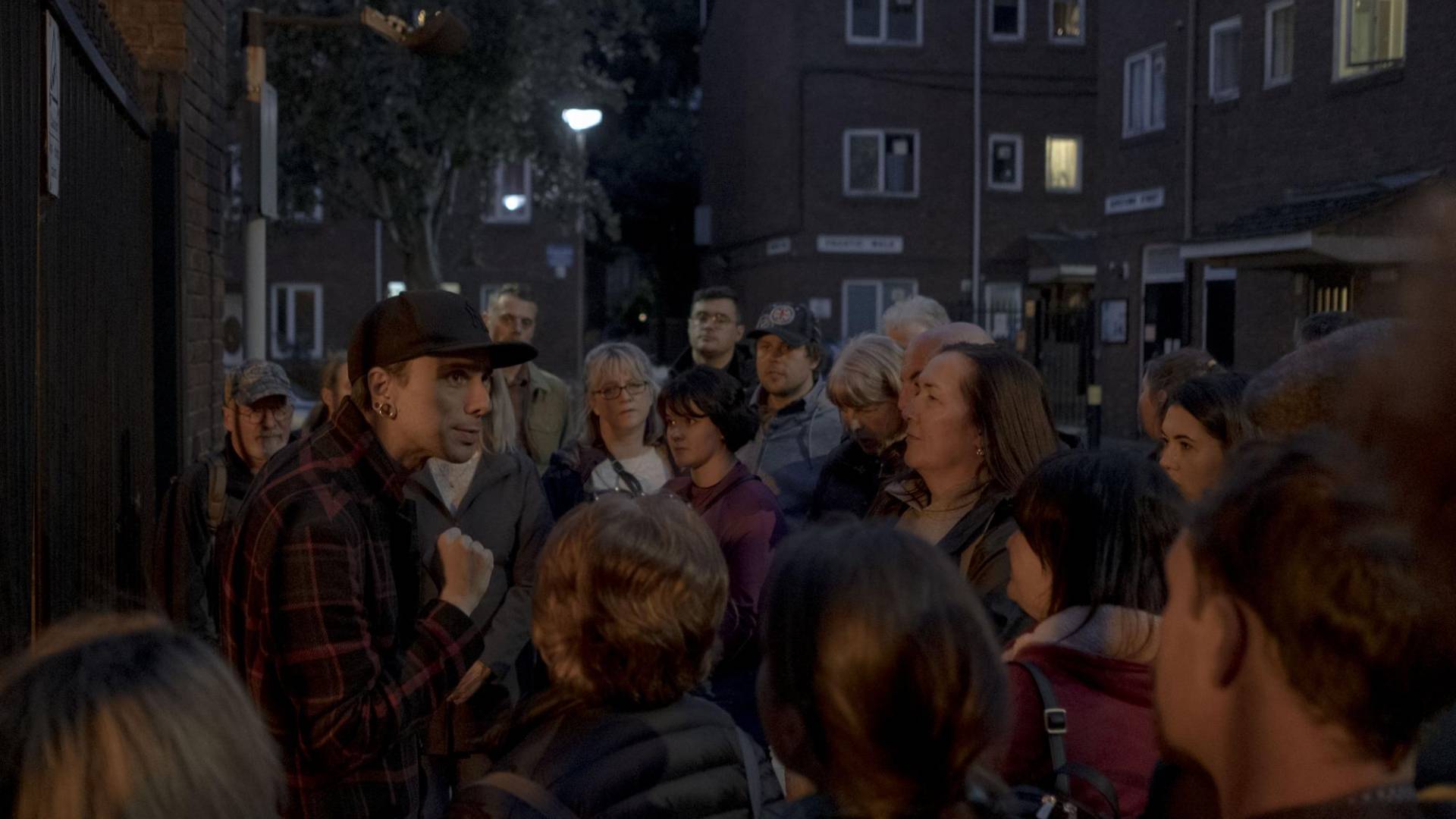 $!Mick Priestly lleva una década dando recorridos de Jack el Destripador por Whitechapel. Incluye fotografías de los casos.