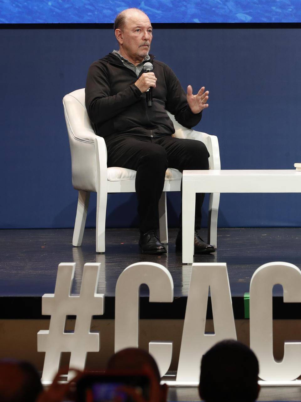 El cantautor panameño Rubén Blades (izq.) habla junto al escritor cubano Leonardo Padura durante la inauguración de la XI edición de Centroamérica Cuenta, el festival literario itinerante más grande de la región.