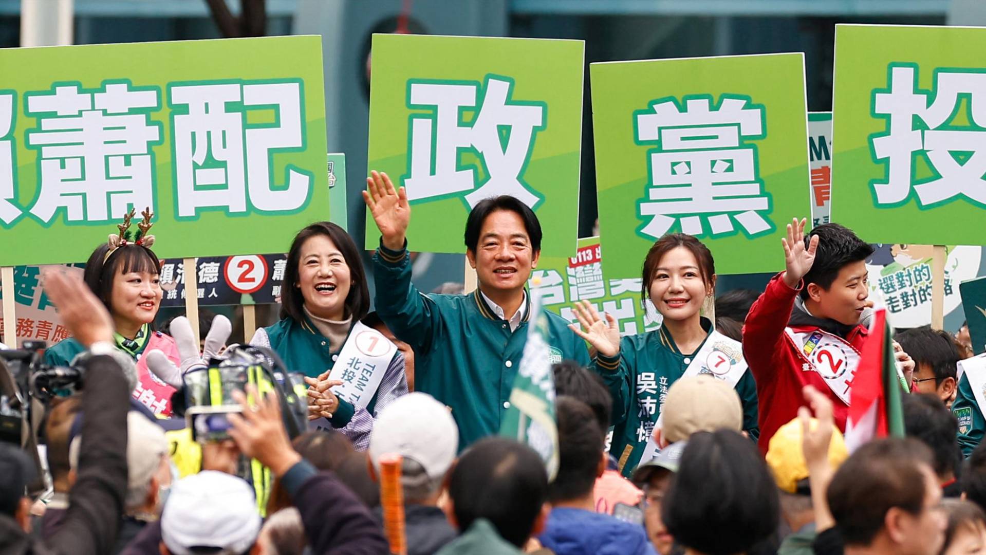 $!Taiwán enfrentó campañas de desinformación chinas en sus recientes elecciones, ganadas por Lai Ching-te (centro).