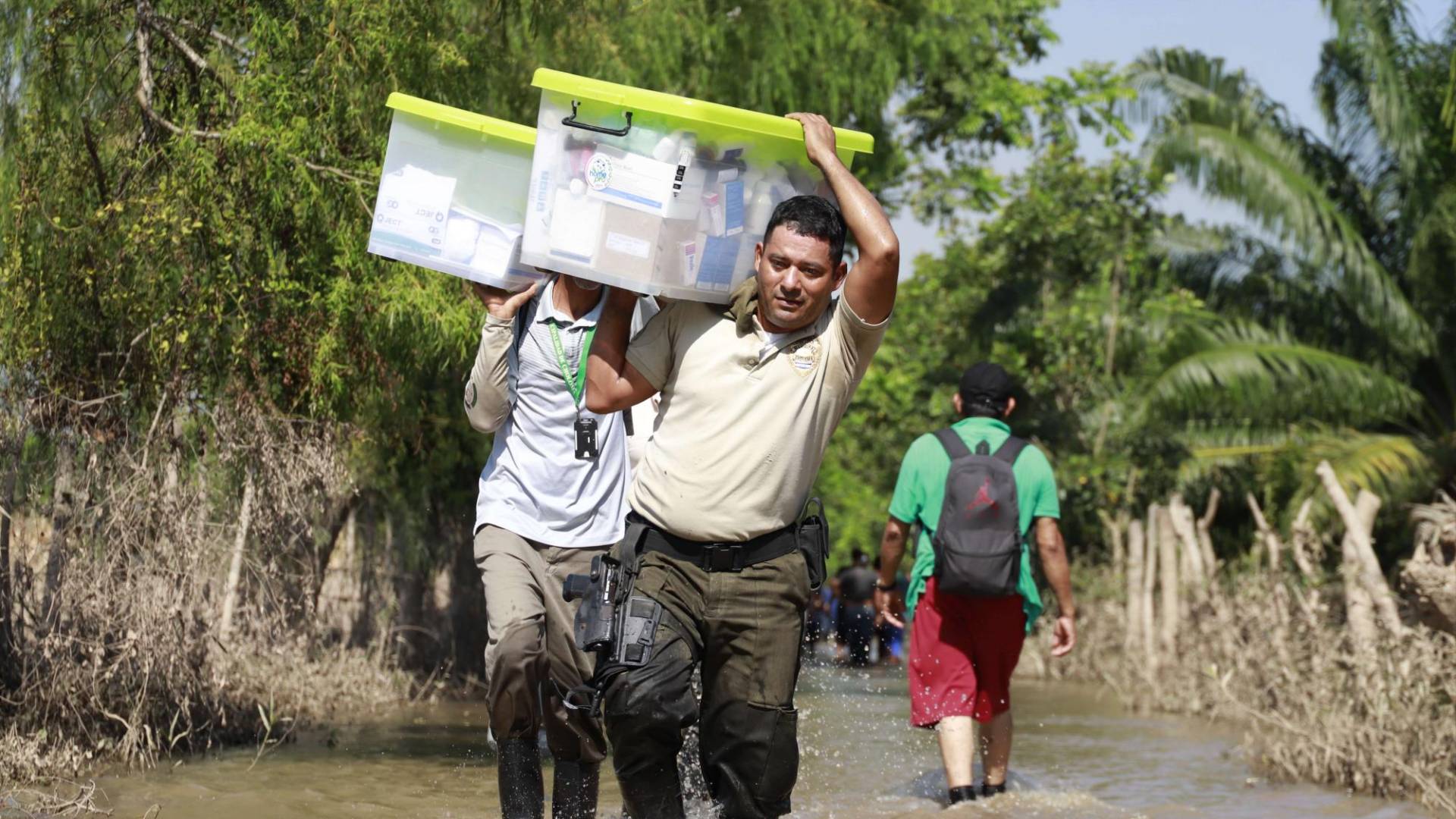 $!Personal de la Municipalidad cargando cajas con medicamentos para los cholomeños afectados.