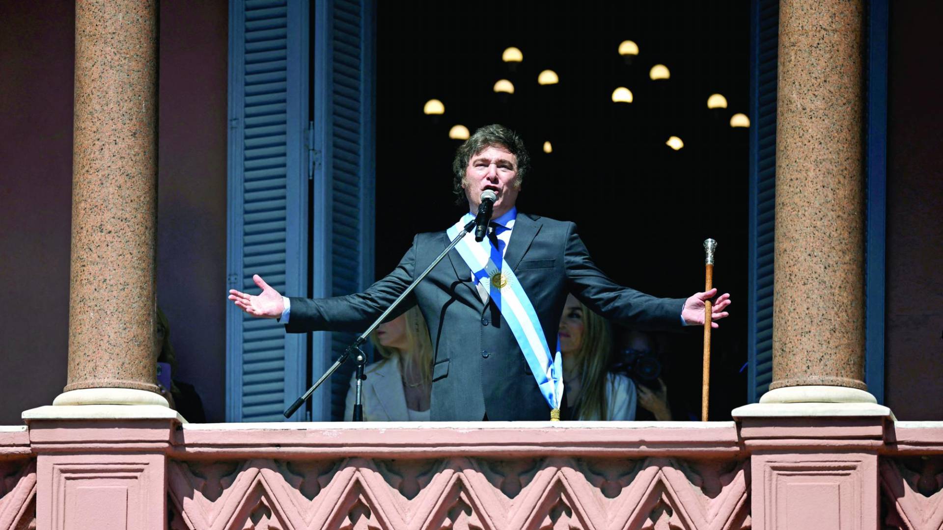 $!Argentina's new president Javier Milei speaks to the crowd from a balcony of the Casa Rosada government palace during his inauguration day in Buenos Aires on December 10, 2023. Libertarian economist Javier Milei was sworn in Sunday as Argentina's president, after a resounding election victory fuelled by fury over the country's economic crisis. (Photo by Emiliano LASALVIA / AFP)
