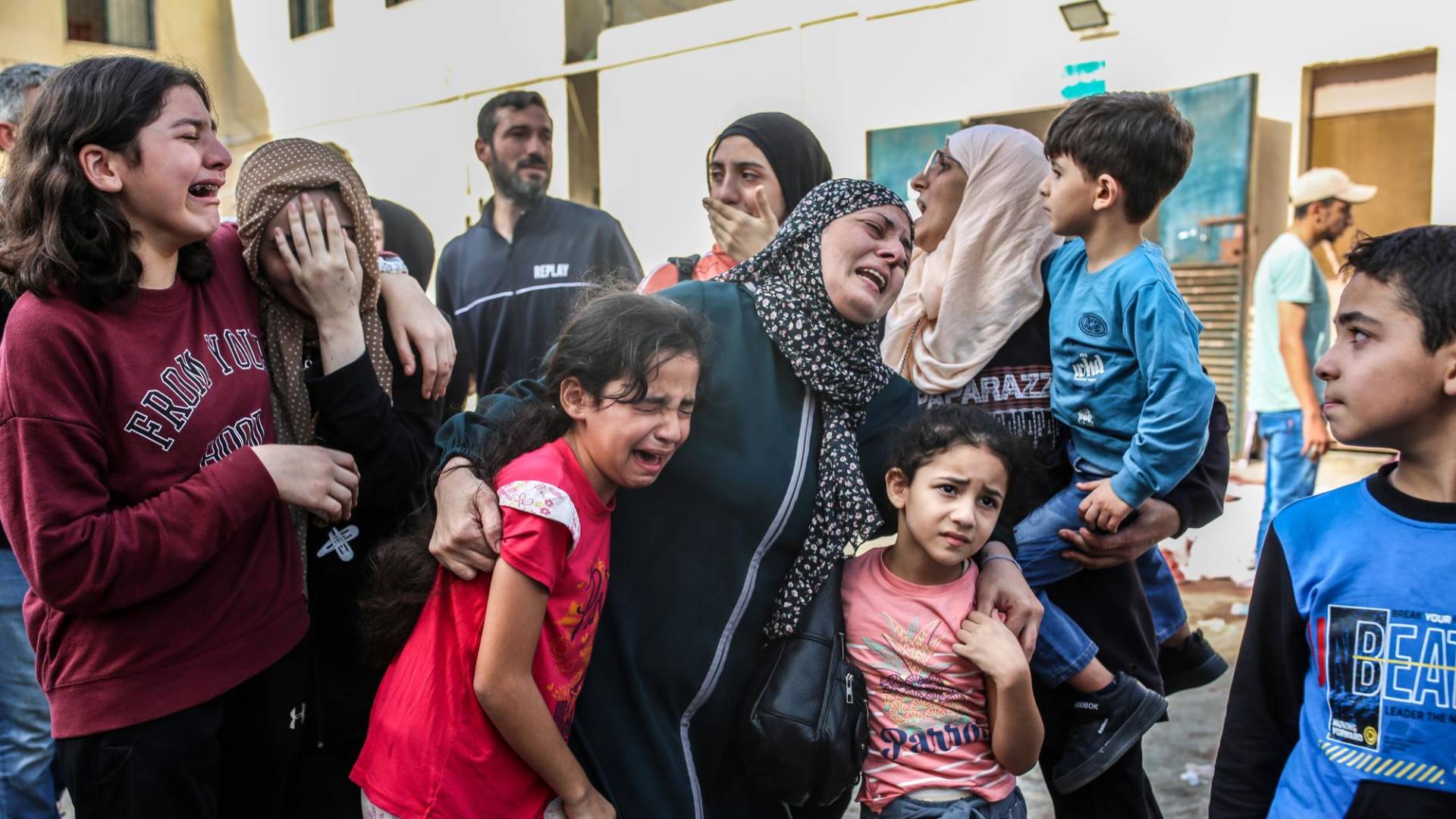 $!Familiares en duelo afuera de la morgue del hospital Al-Aqsa, en Deir al Balah, Gaza, después de ataques aéreos israelíes.