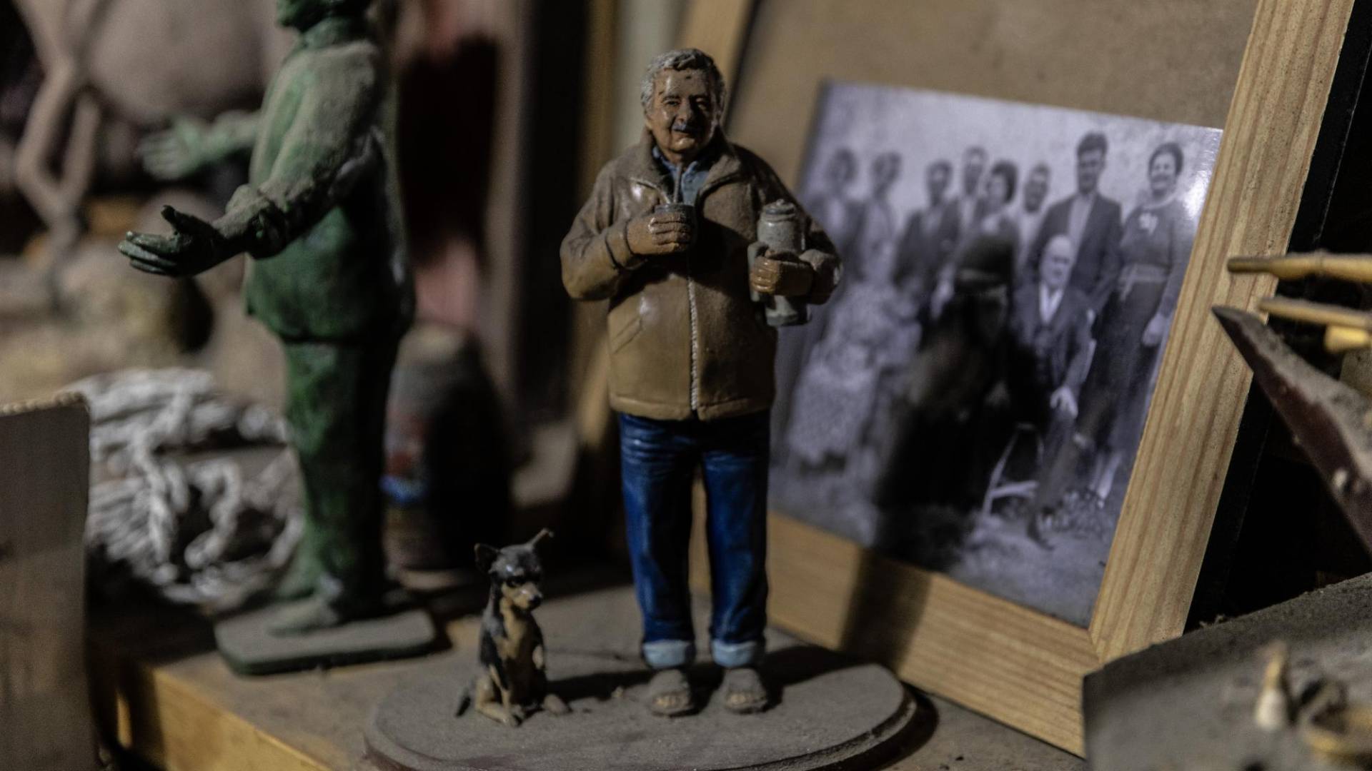 $!Una figura de José Mujica en su casa de tres cuartos con techo de lámina, donde vivió incluso cuando era Presidente.