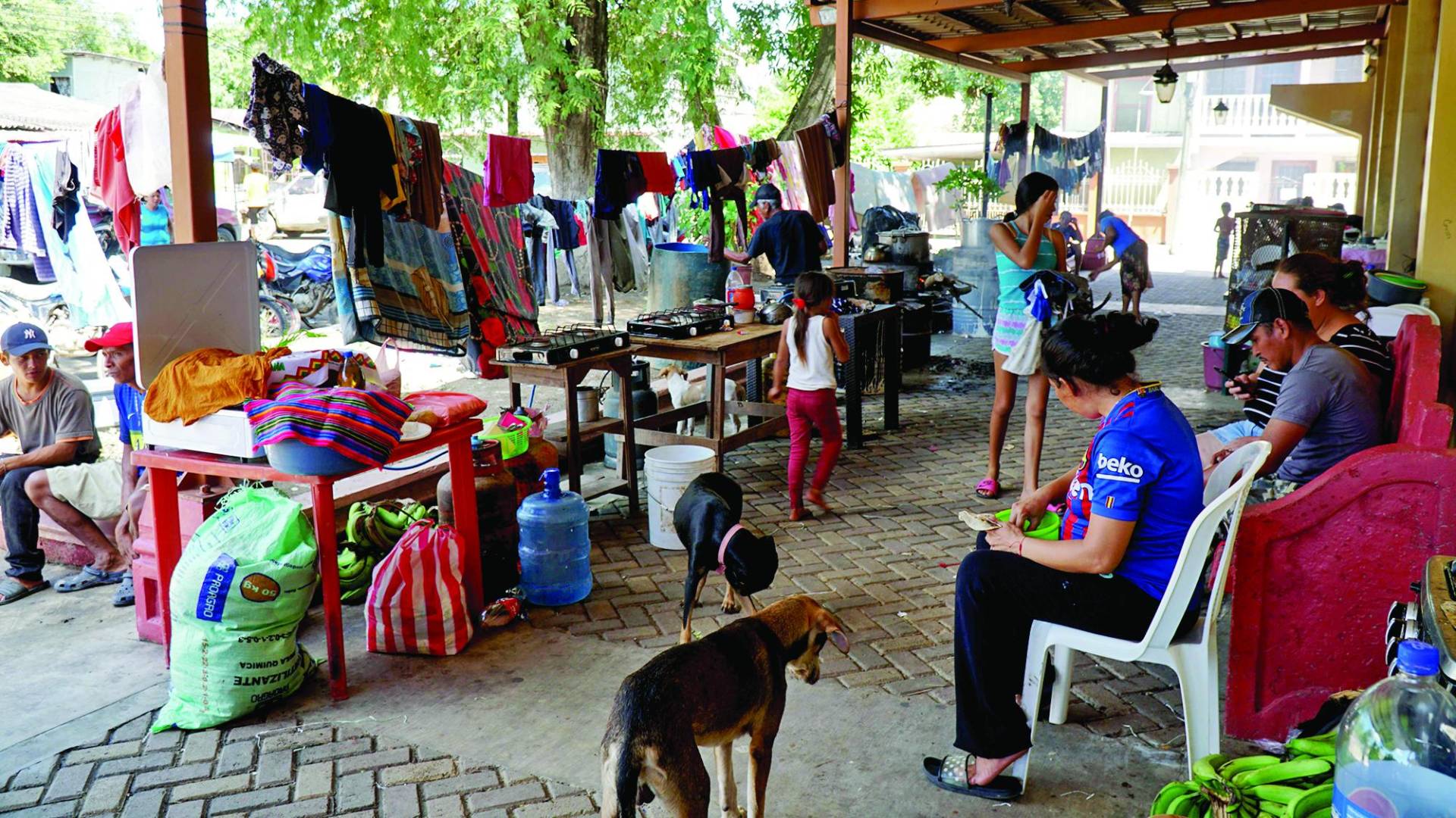 $!En menos de un mes, sus casas han quedado inundadas dos veces y aún no pueden regresara ellas.