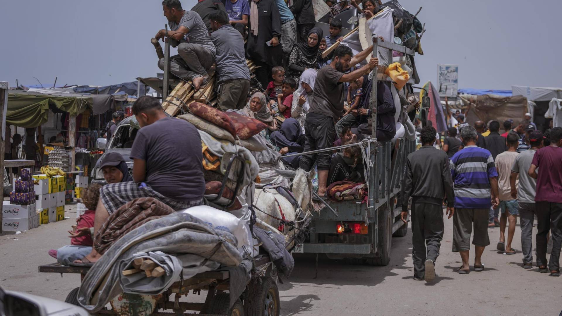 $!Palestinos huyen de una invasión militar israelí de Rafah a fines de mayo. Más de un millón de gazatís se han visto obligados a dejar sus hogares en el conflicto.