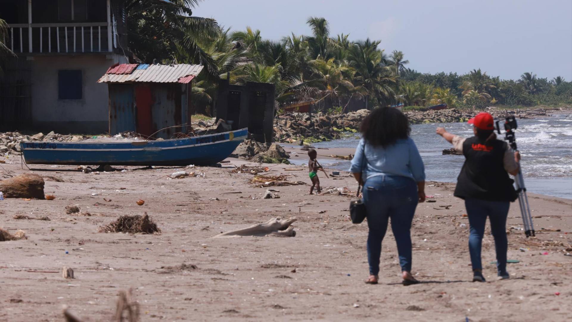 $!Paredes de lo que fueron las viviendas quedan aún a orillas de la playa de Bajamar. Sus residentes tuvieron que buscar otro lugar para vivir.