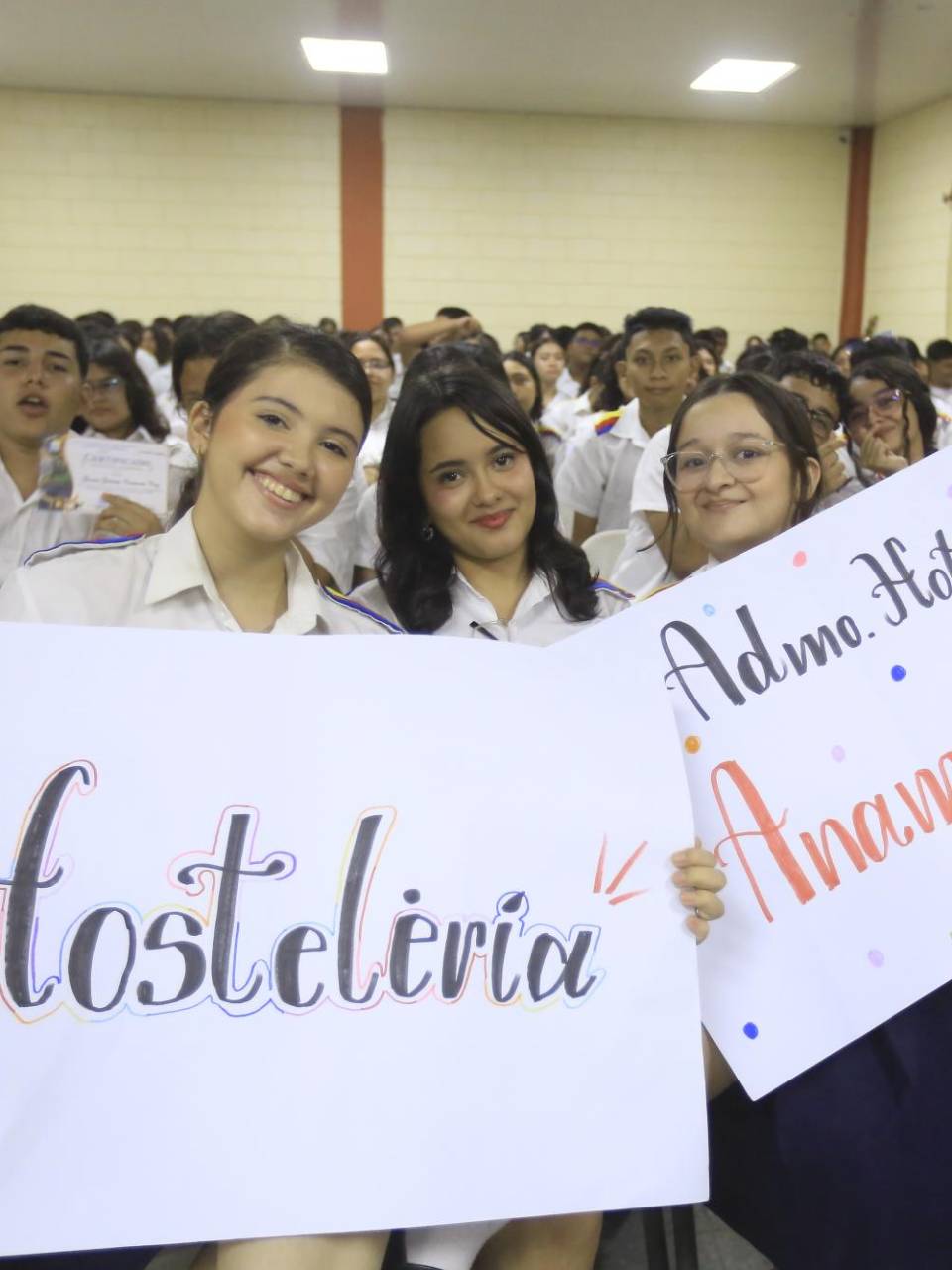 Las bellas alumnas del INTAE apoyando a sus canditada favorita.