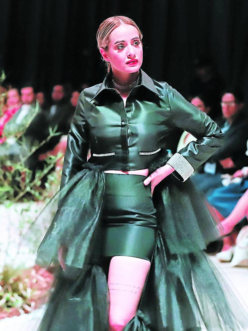 Miguel Chong: La moda clásica de toque vanguardista llegó a la pasarela por medio de las creaciones del veterano Miguel Chong. Voluminosidad, fluidez y movimiento, acompañados de tull, teddy, brillos y transparencias hicieron eco de la dualidad del blanco y negro.
