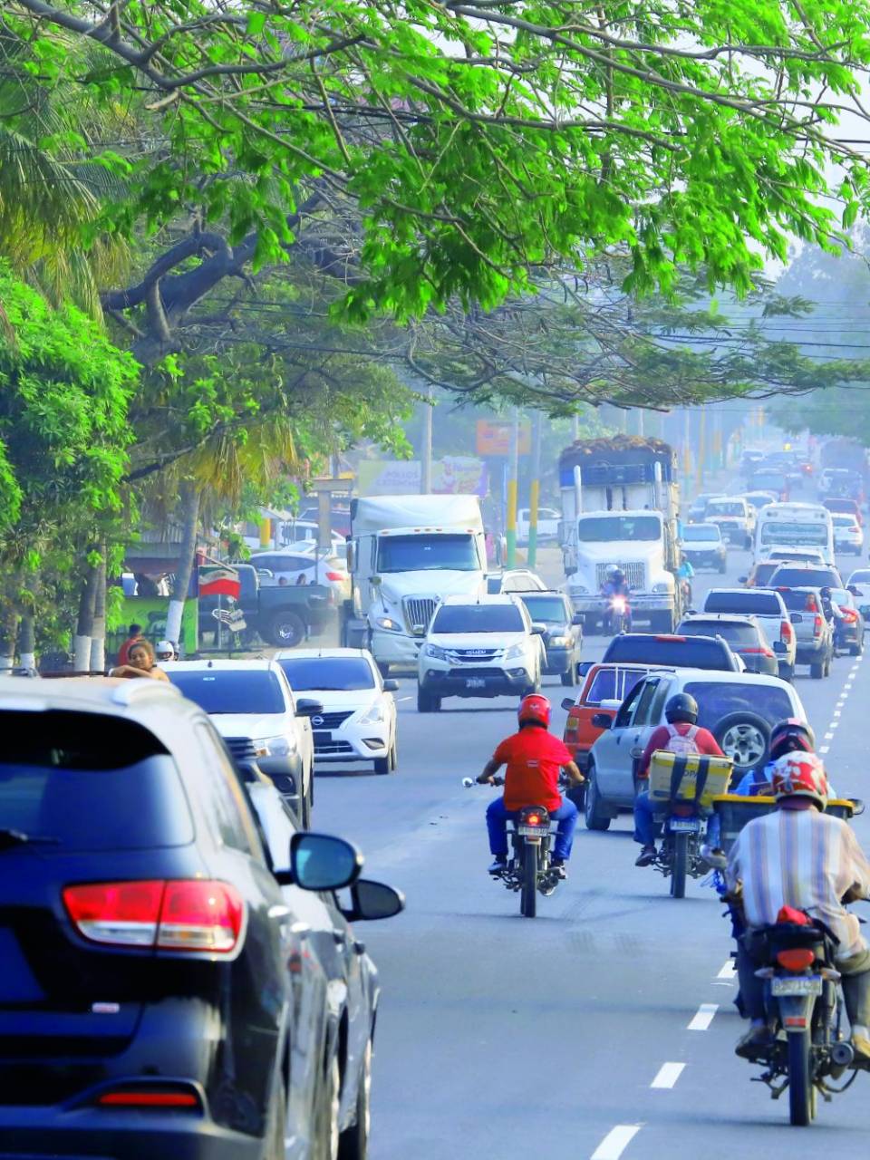 $!Las reconstrucciones de la carretera de El Progreso ahora permiten una mejor circulación de vehículos a Tela, hasta donde ayer llegaron miles de veraneantes.