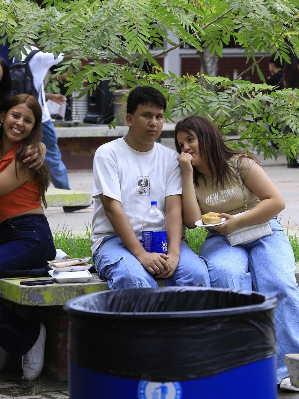 Entre abrazos, alegria disfrutaron su día.