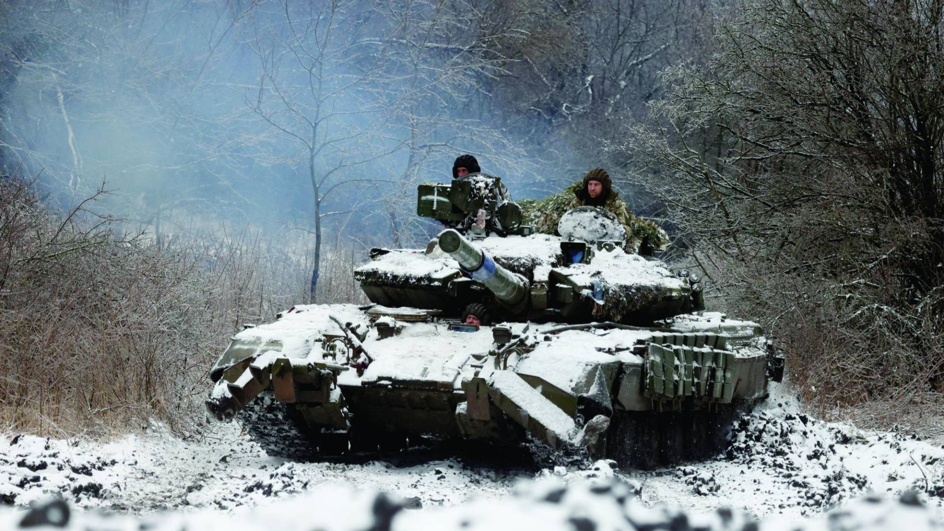 $!Ukrainian soldiers drive a tank in a position near to the town of Bakhmut, Donetsk region, on December 13, 2023, amid the Russian invasion of Ukraine. (Photo by Anatolii STEPANOV / AFP)