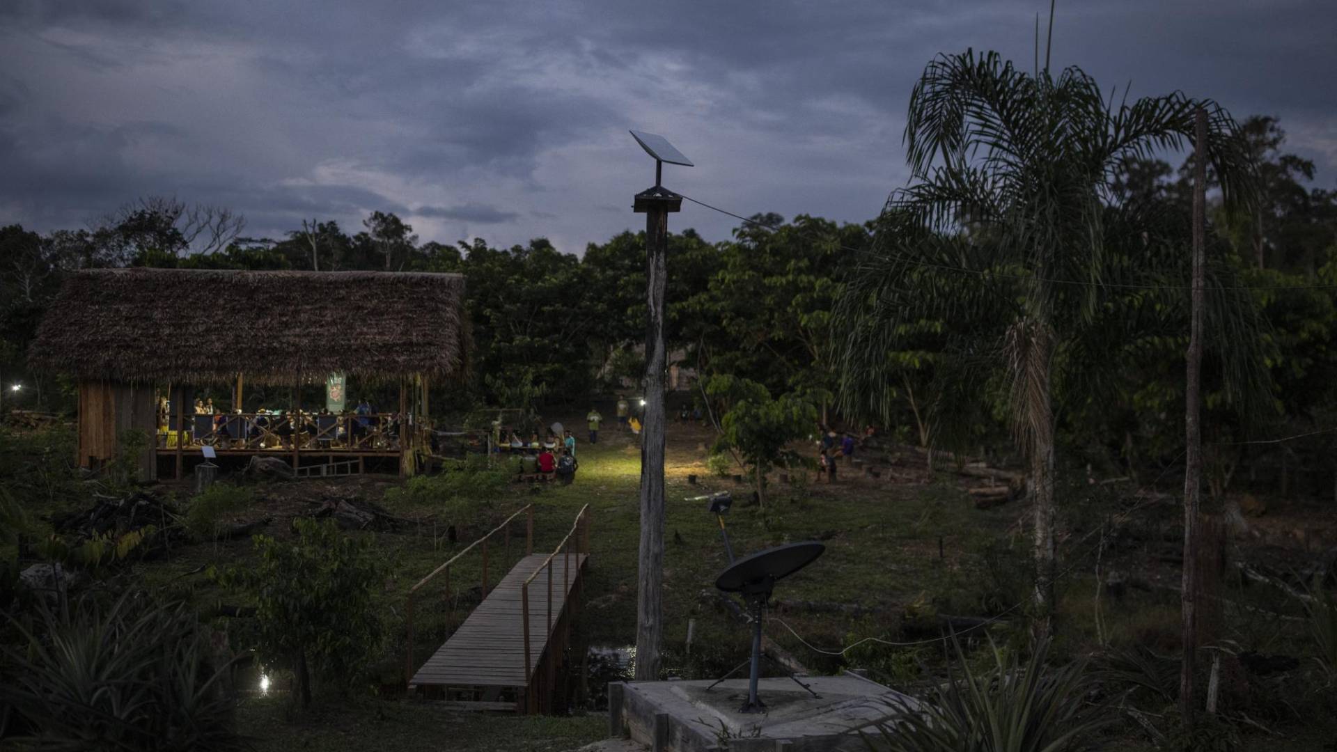 $!Una antena de Internet satelital Starlink en la aldea Manakieaway del pueblo indígena marubo en la Amazonia brasileña.