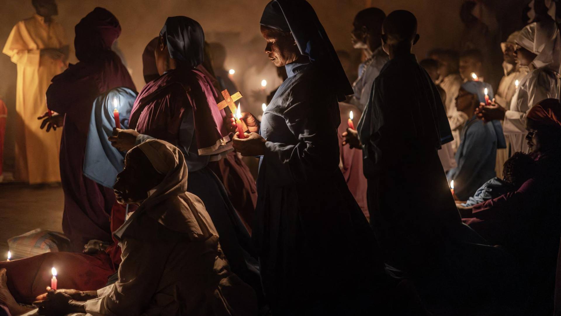 $!África representó más de la mitad de los 16.2 millones de personas que se unieron a la Iglesia Católica en el 2021. Fieles en una iglesia cerca de Ugunja, Kenia.