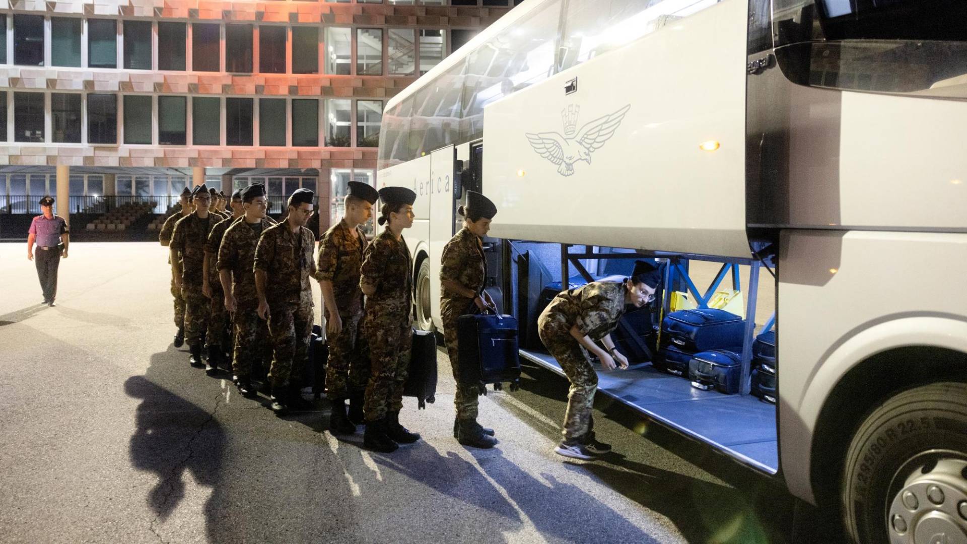 $!Cadetes de la Fuerza Aérea Italiana suben a autobuses en Pozzuoli, Italia, como parte de un simulacro de evacuación.