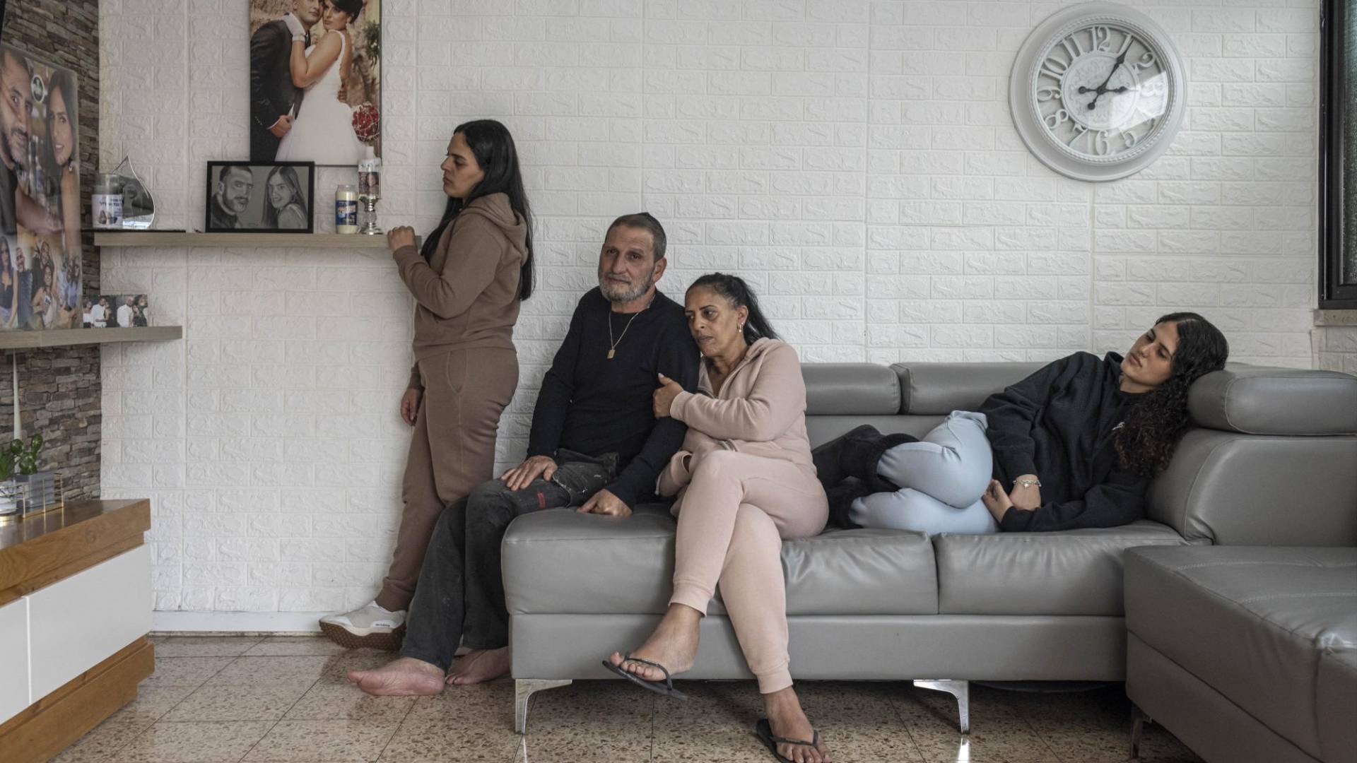 $!Los padres de Gal Abdush (centro) y sus hermanas. La foto en la pared muestra a Abdush y su marido, Nagi.