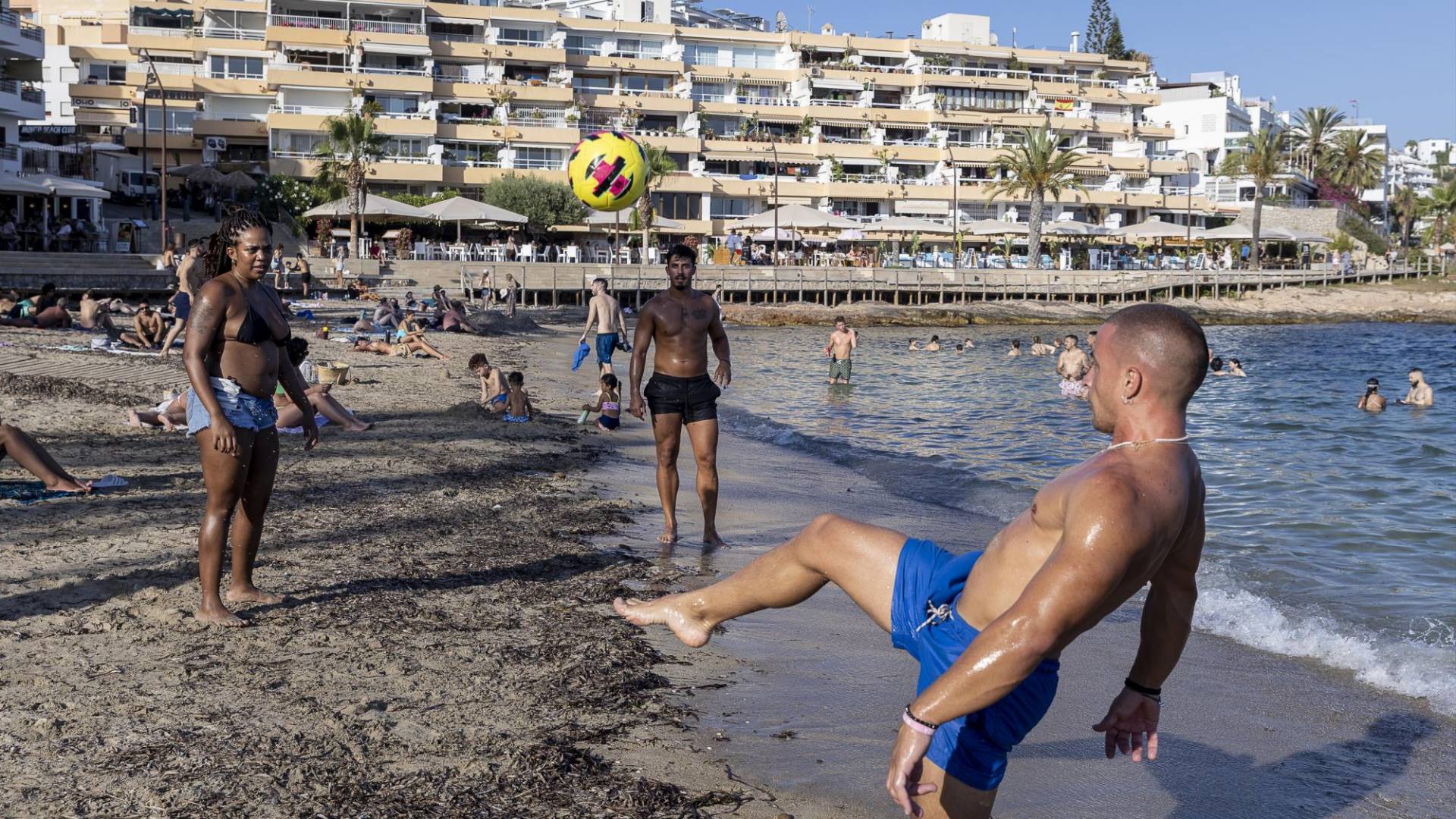 $!Durante el verano, más de un millón de personas habitan Ibiza en un momento dado, presionando su oferta de vivienda.