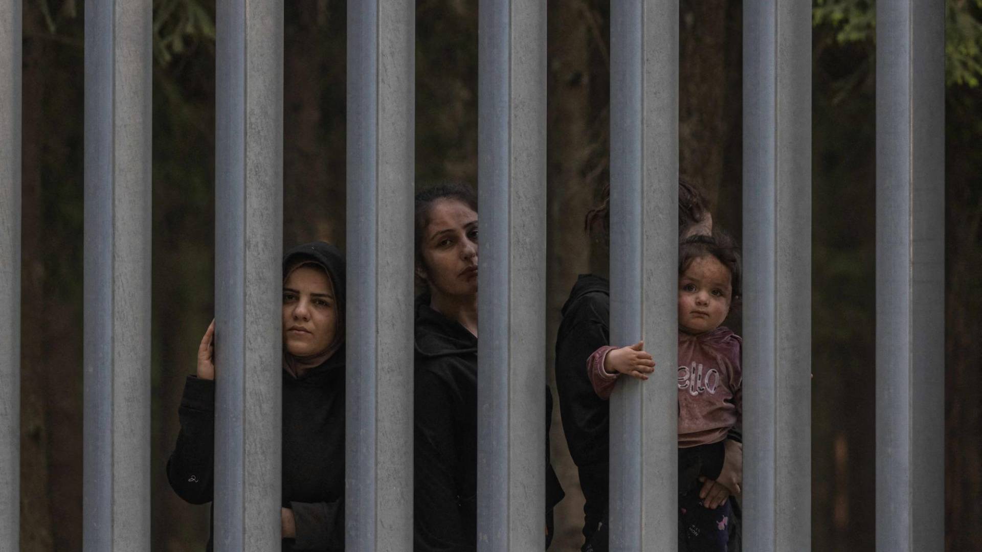 $!Familias migrantes detrás del muro fronterizo entre Polonia y Bielorrusia en el 2023.