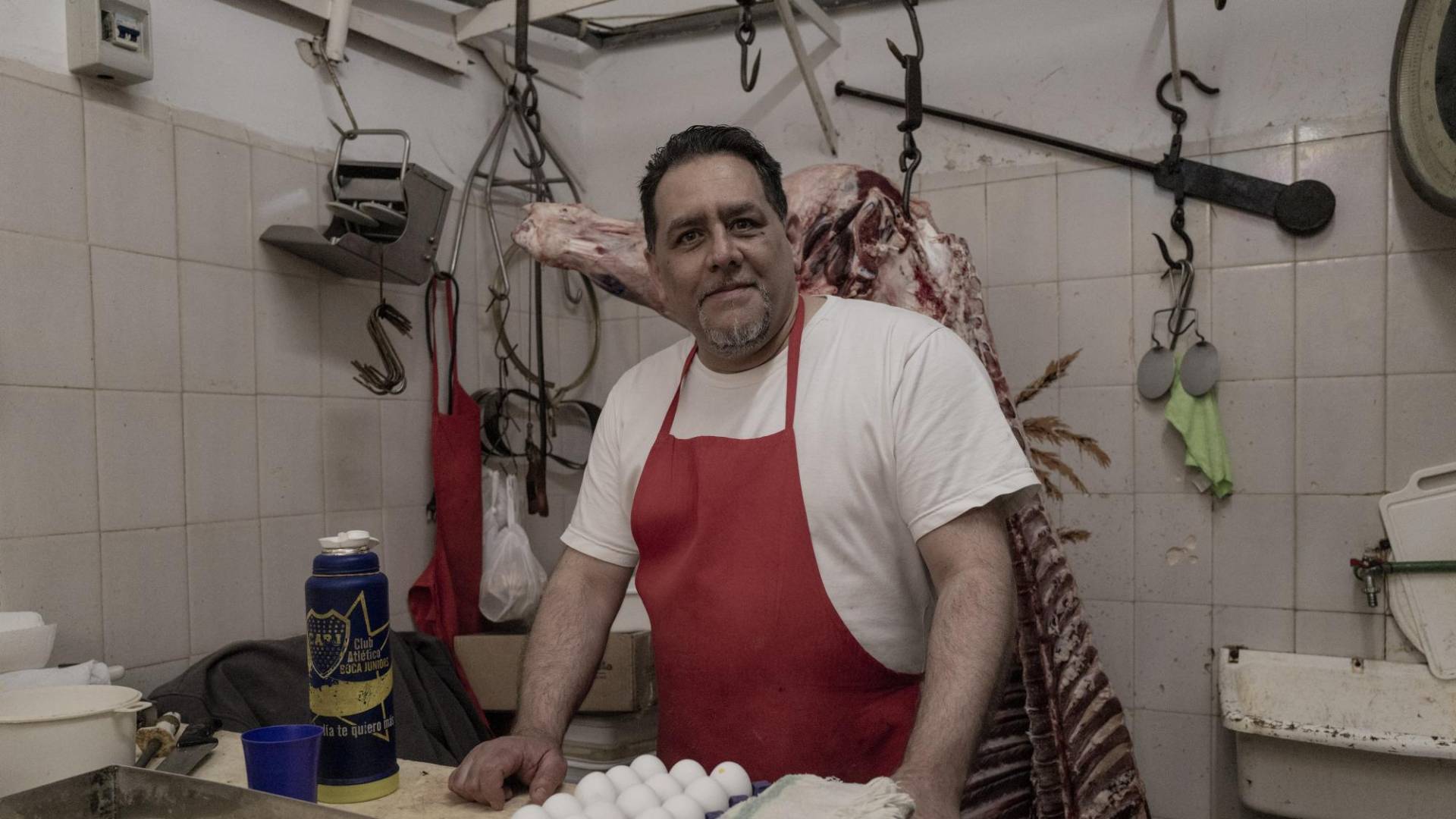 $!Marcelo Capobianco, carnicero de Buenos Aires, dijo que recientemente había subido los precios varias veces.