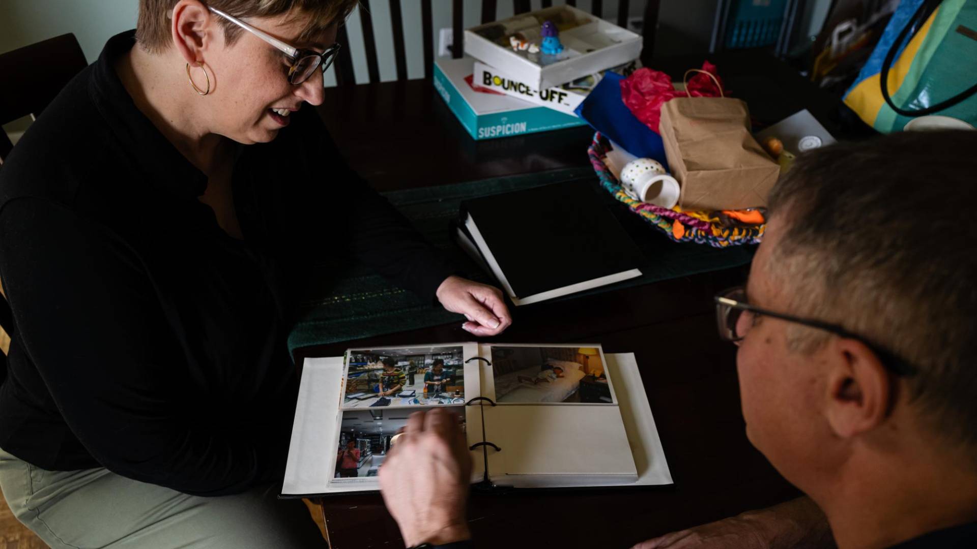 $!Amy Cubbage (izq.) y Graham Troop con fotos de un viaje a China en el 2008 para adoptar a su hija June.